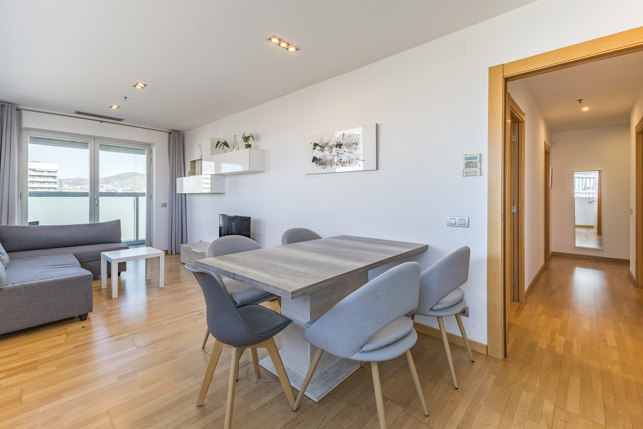 Magnificent high-floor, bright apartment with parking in Europa Square.