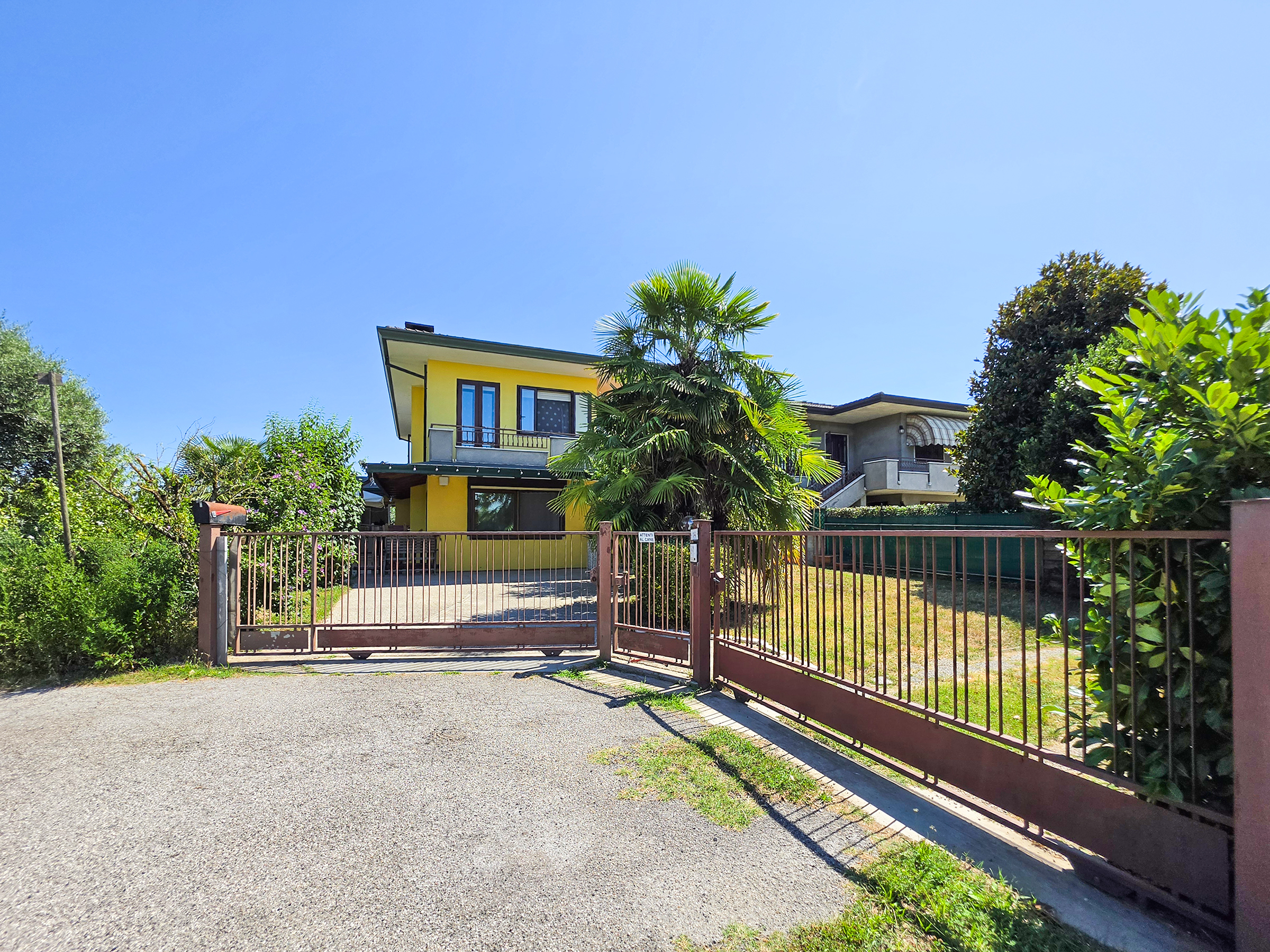 Spacious, renovated semi-detached house