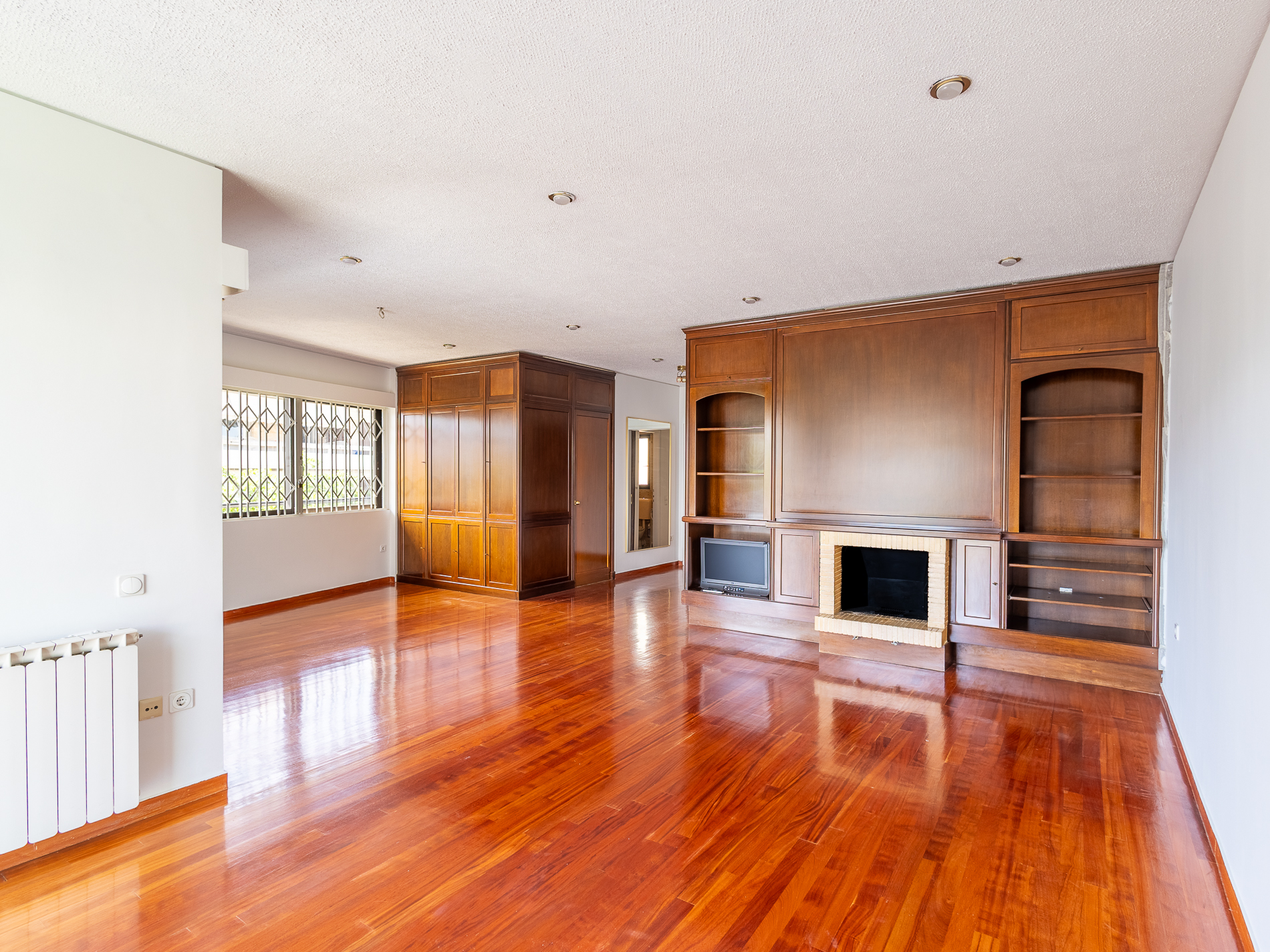 Comfortable and bright apartment with fireplace and view of Penteli