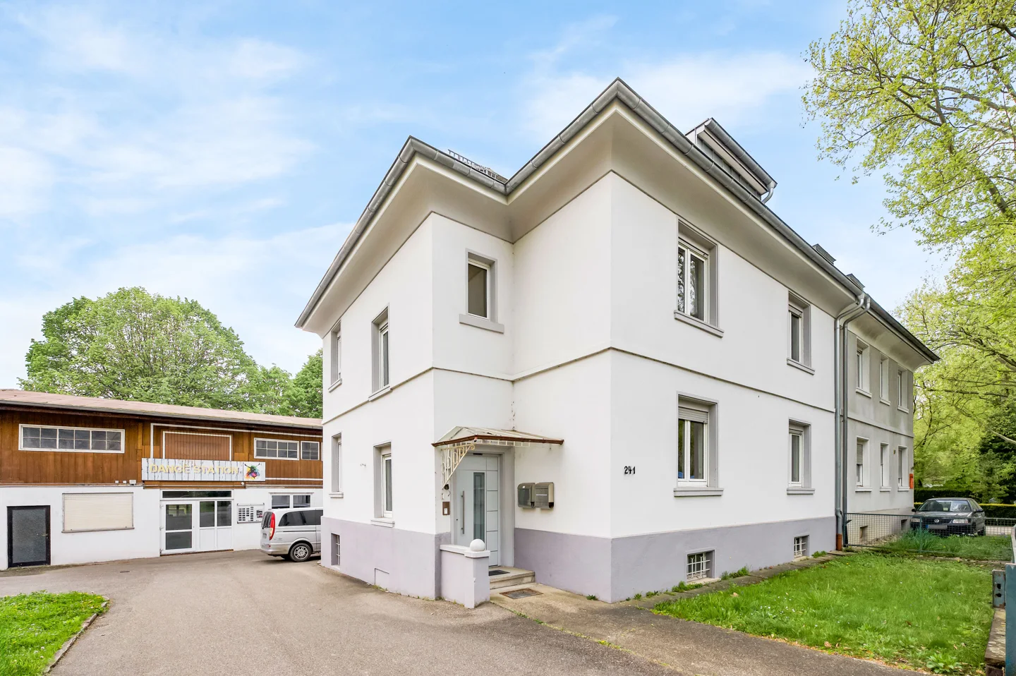 Vielseitiges Wohnen in Baden-Baden: Zwei Wohnungen in sanierter Doppelhaushälfte und großem Nebengebäude am Park Wörthböschel