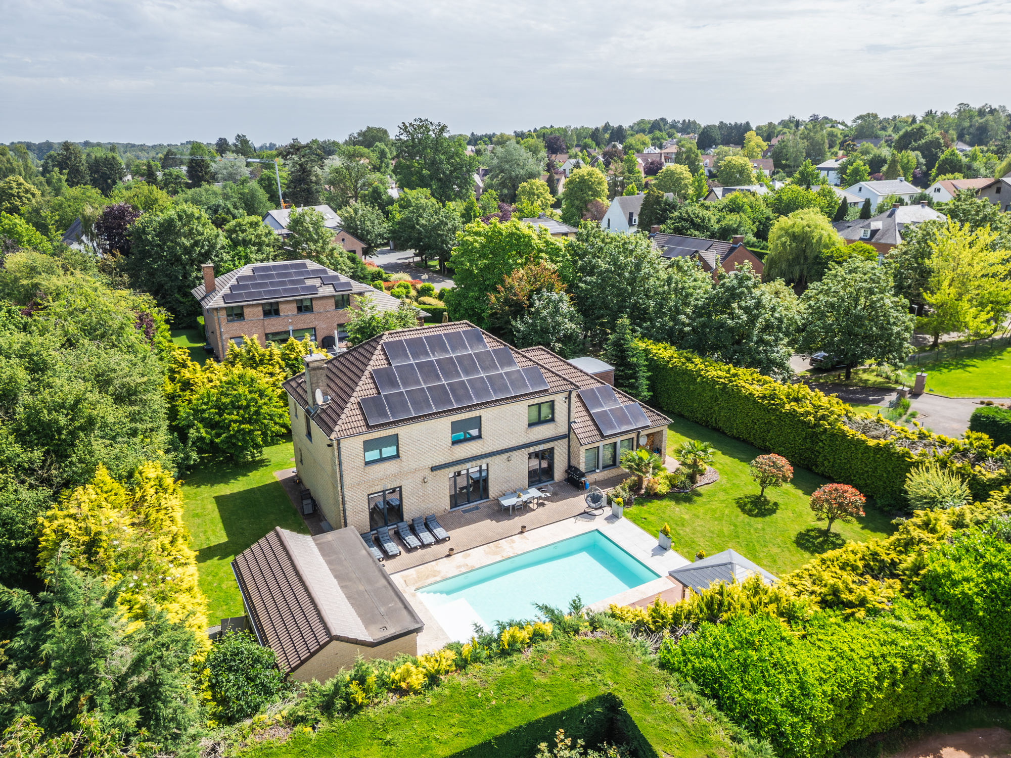 Superb family villa with pool on a southwest-facing plot