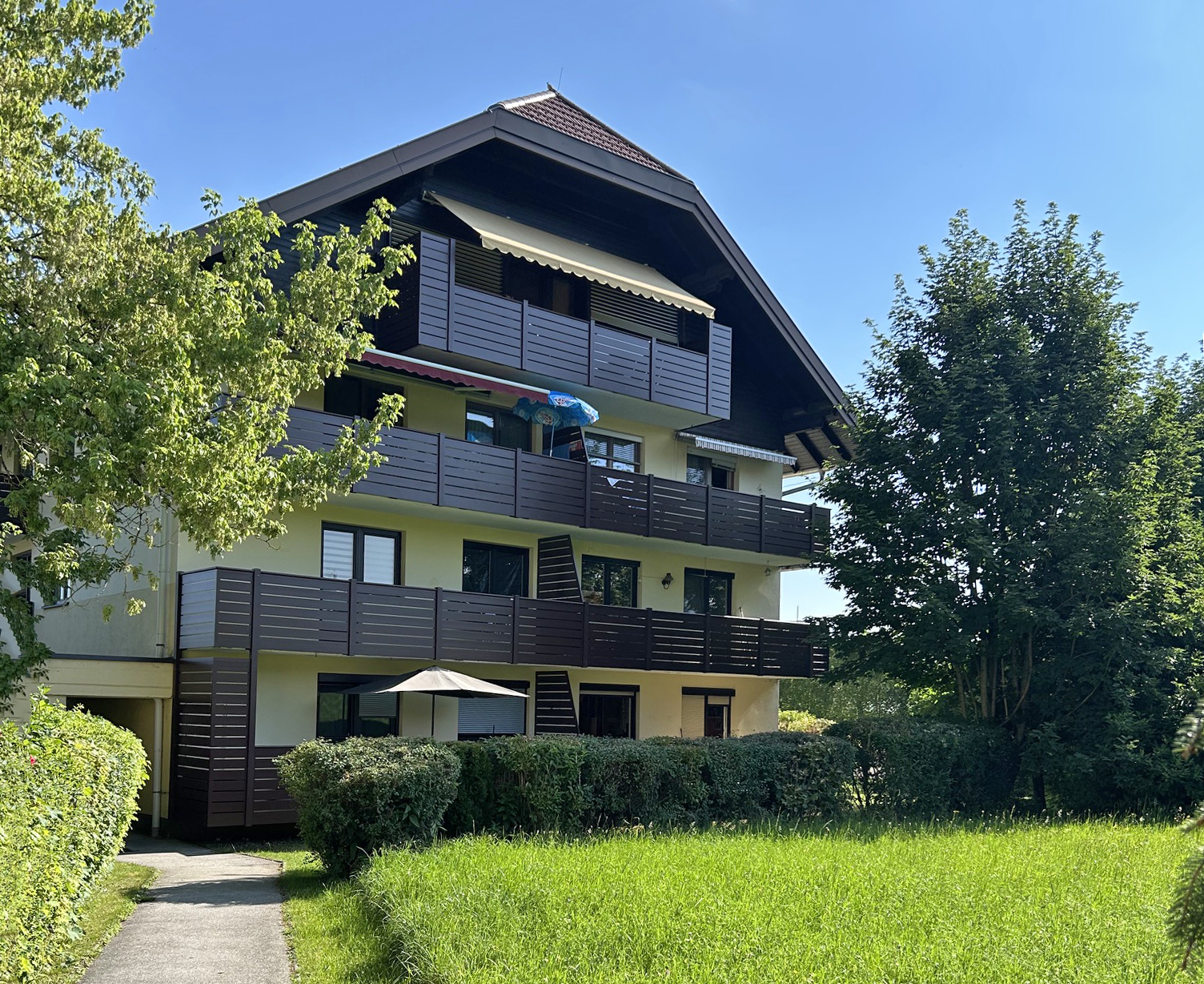 Sunny 4-room top-floor apartment with potential in a quiet residential area of Eugendorf