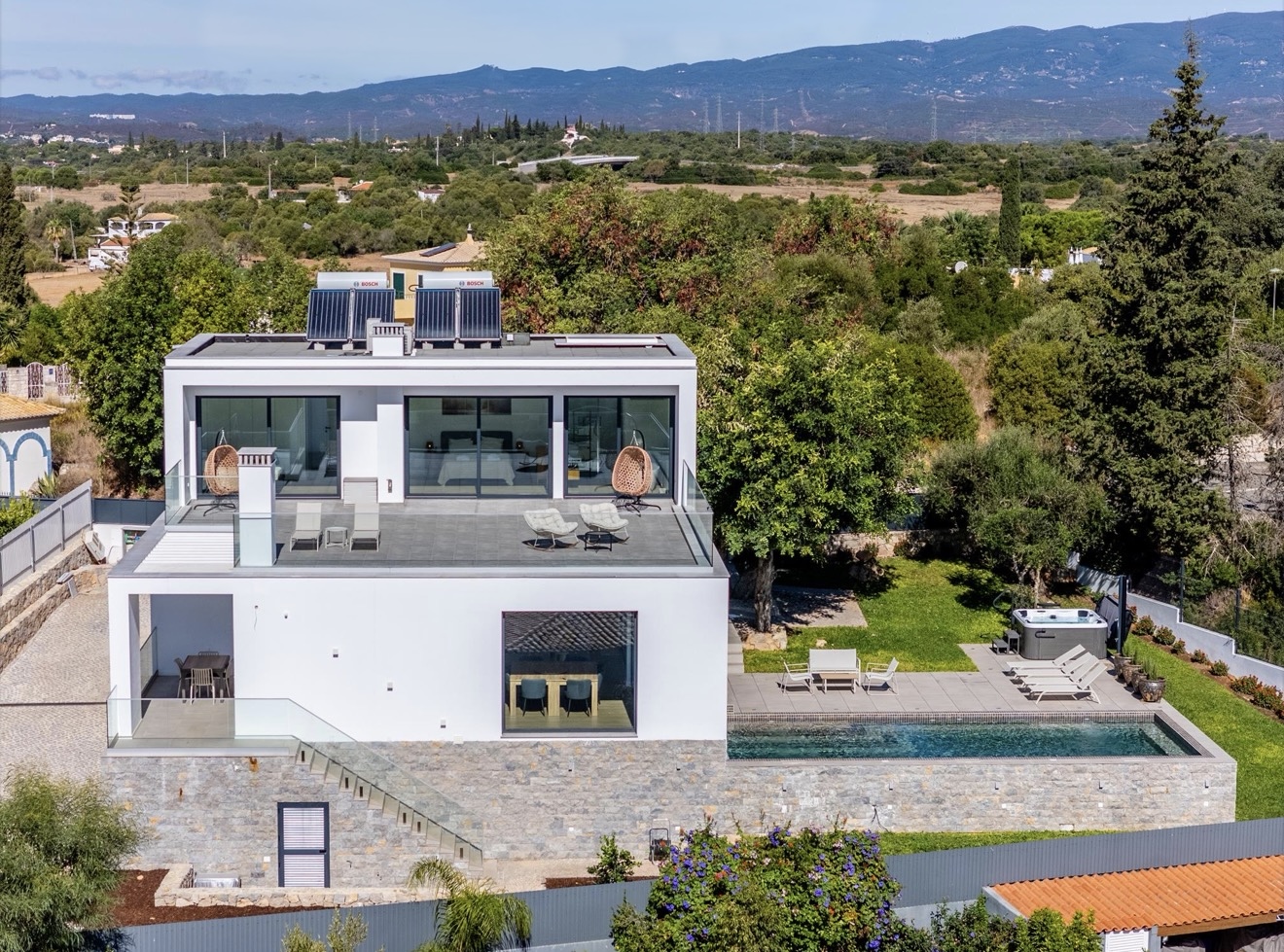 Contemporary 4-bedroom villa in Portimão with pool | Algarve