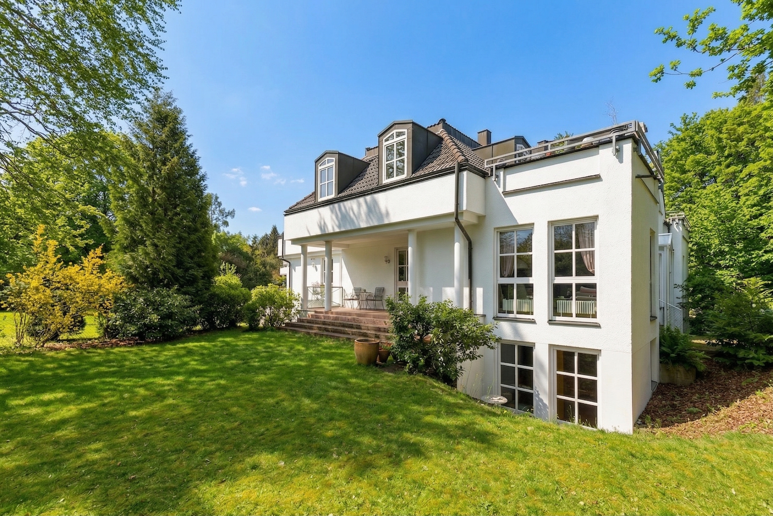 Elegant duplex apartment with garden oasis & sunny terrace in Grünwald