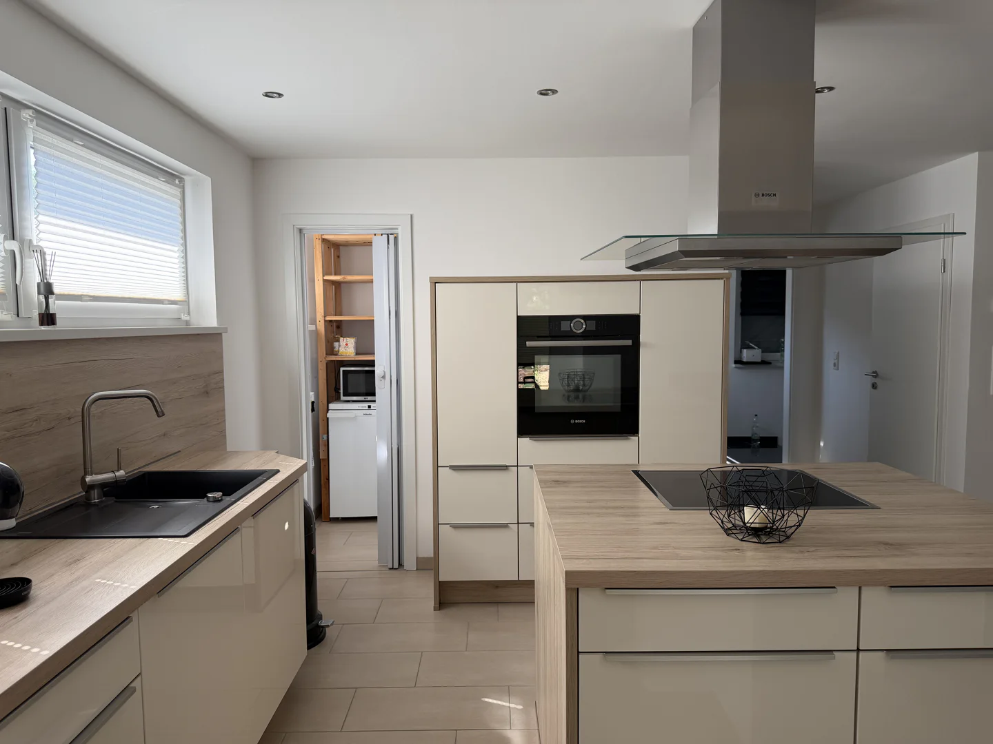 Exklusives Einfamilienhaus zur Miete, mit moderner Schwarz-Weiß-Optik, hochwertiger Ausstattung, Garten und optionalem Zusatzhaus - Photo 4