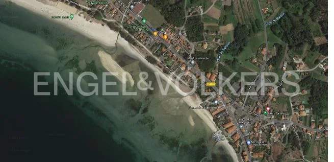 Engel&Völkers vende esta finca edificable a 50 metros de la playa de Barraña en Boiro
