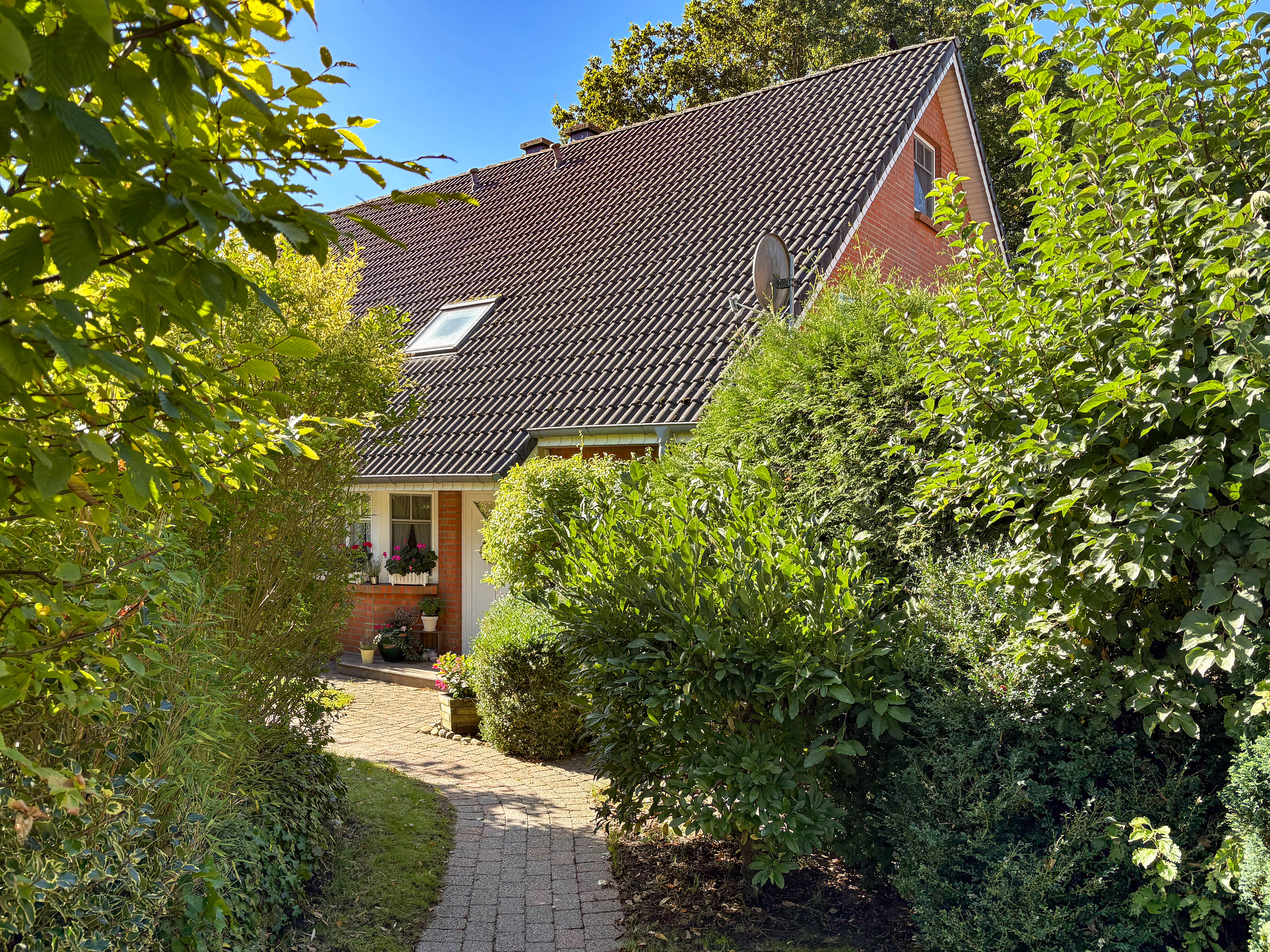 Schlei: Zum Einzug bereit - sehr gepflegte Doppelhaushälfte, Kamin, Terrasse, Garten und Carport