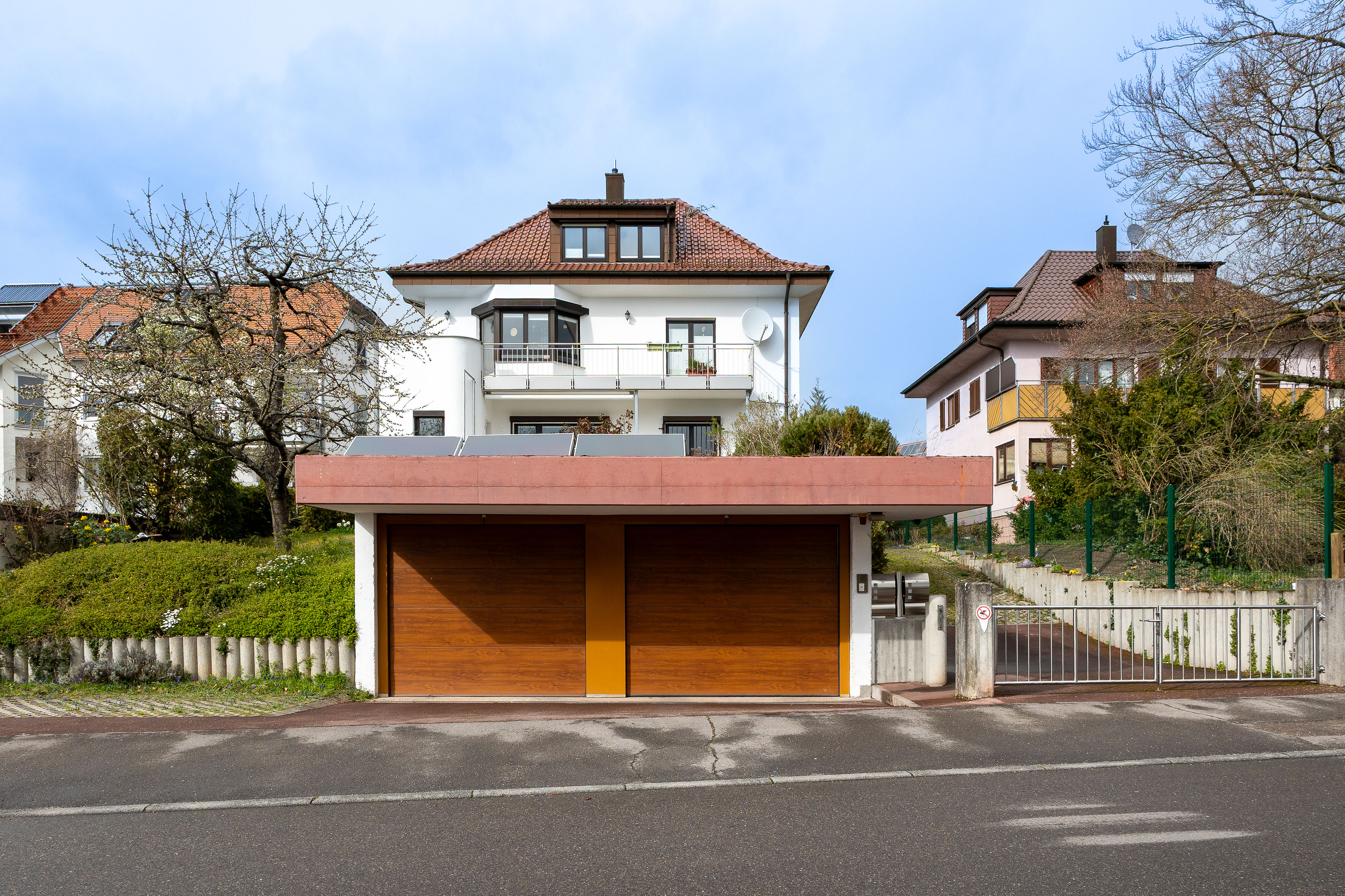Zweifamilienhaus mit Balkon, Terrasse und vielseitigem Dachgeschoss