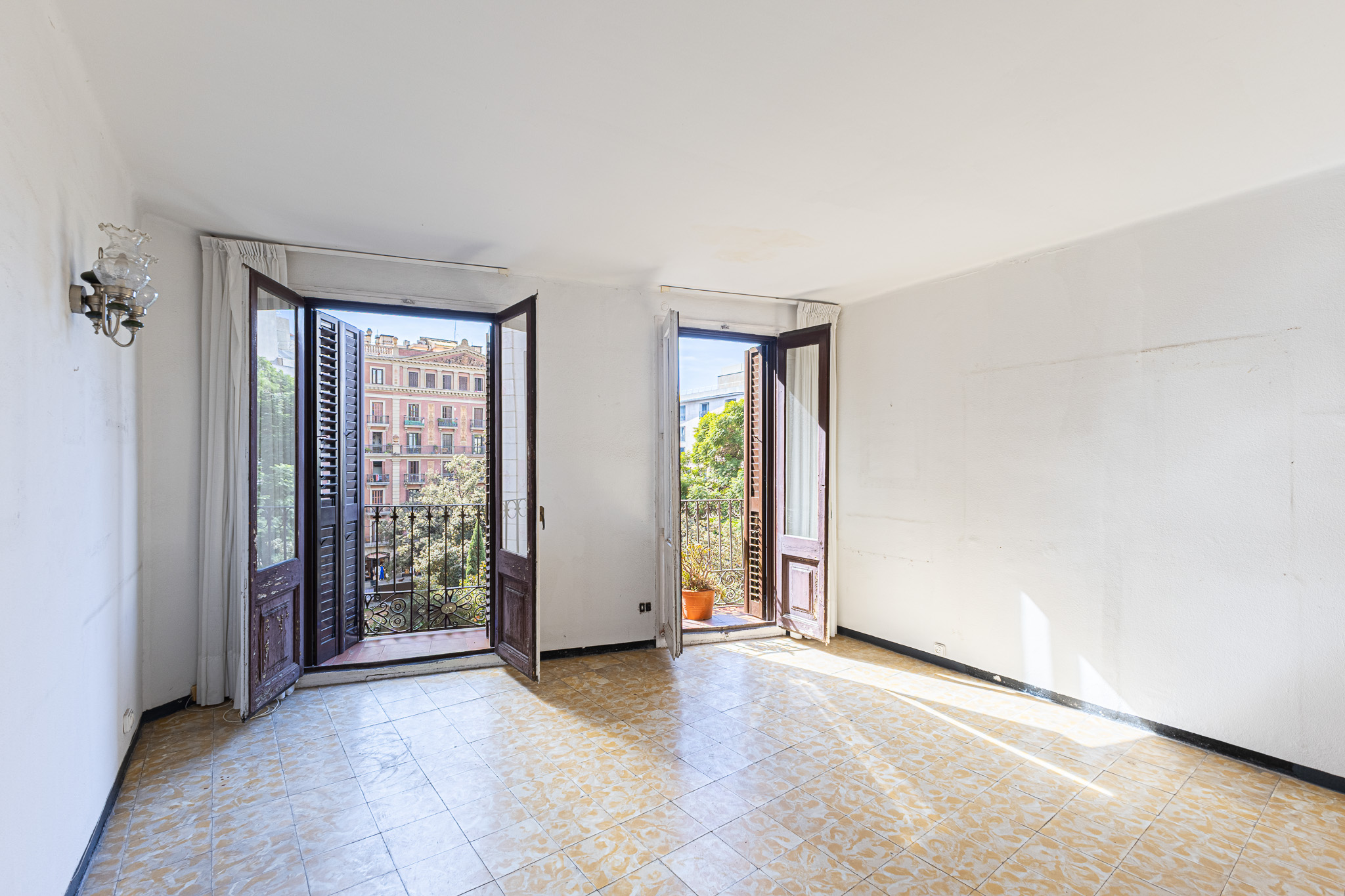 Apartamento con encanto y vistas abiertas a la plaza Vila de Madrid