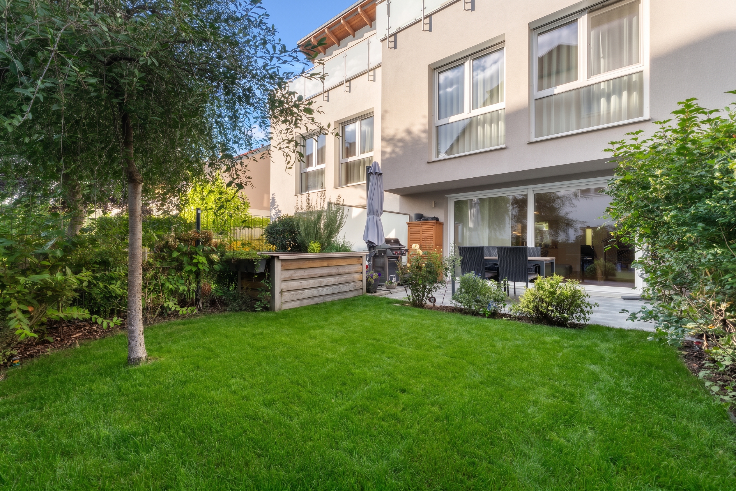Feel at home in 147 m²: Stylish terraced house with garden, sun terrace & underground parking - 4 rooms [AI-modified]
