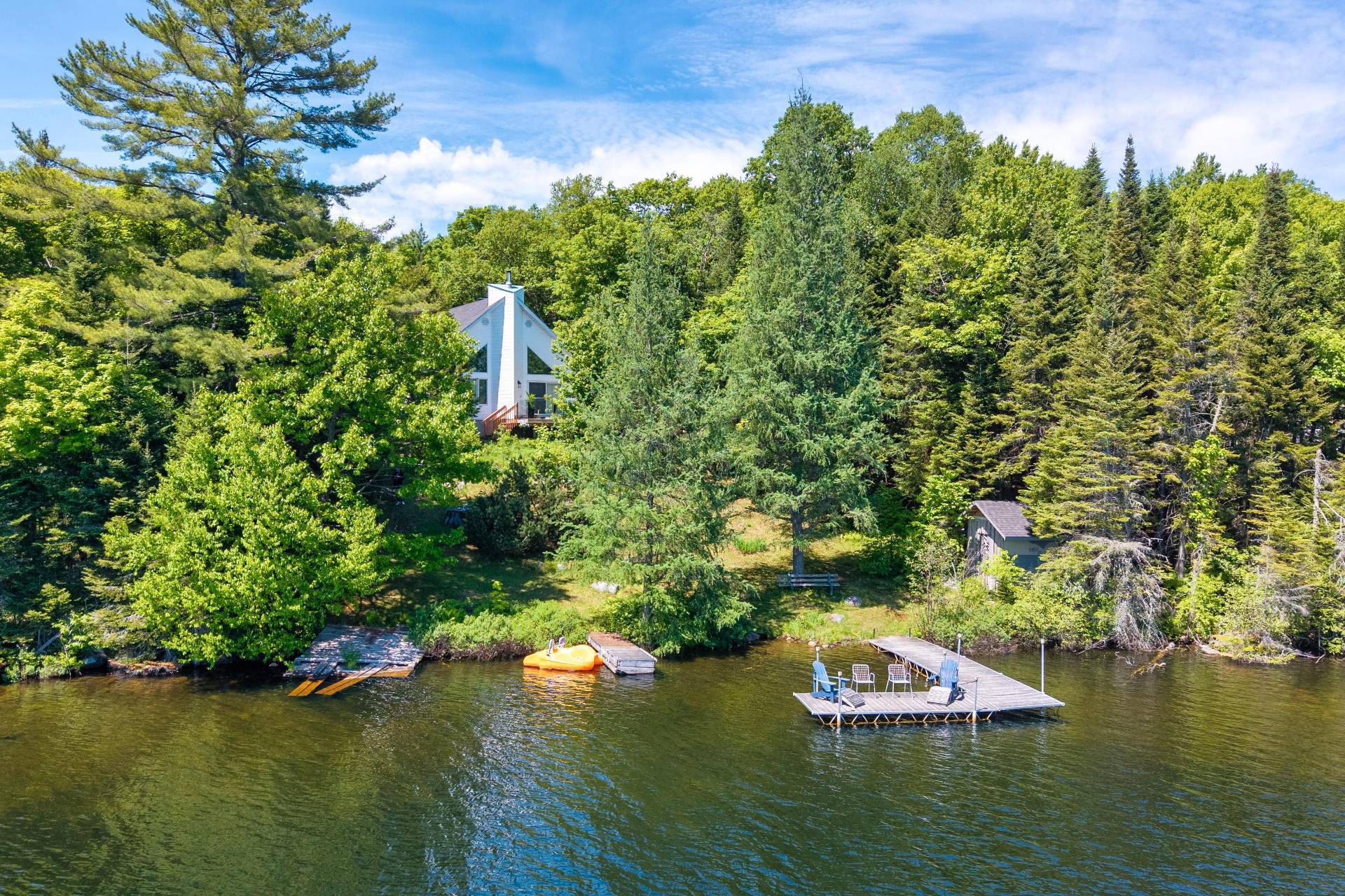 Private oasis on the shores of the navigable Lake Quenouille