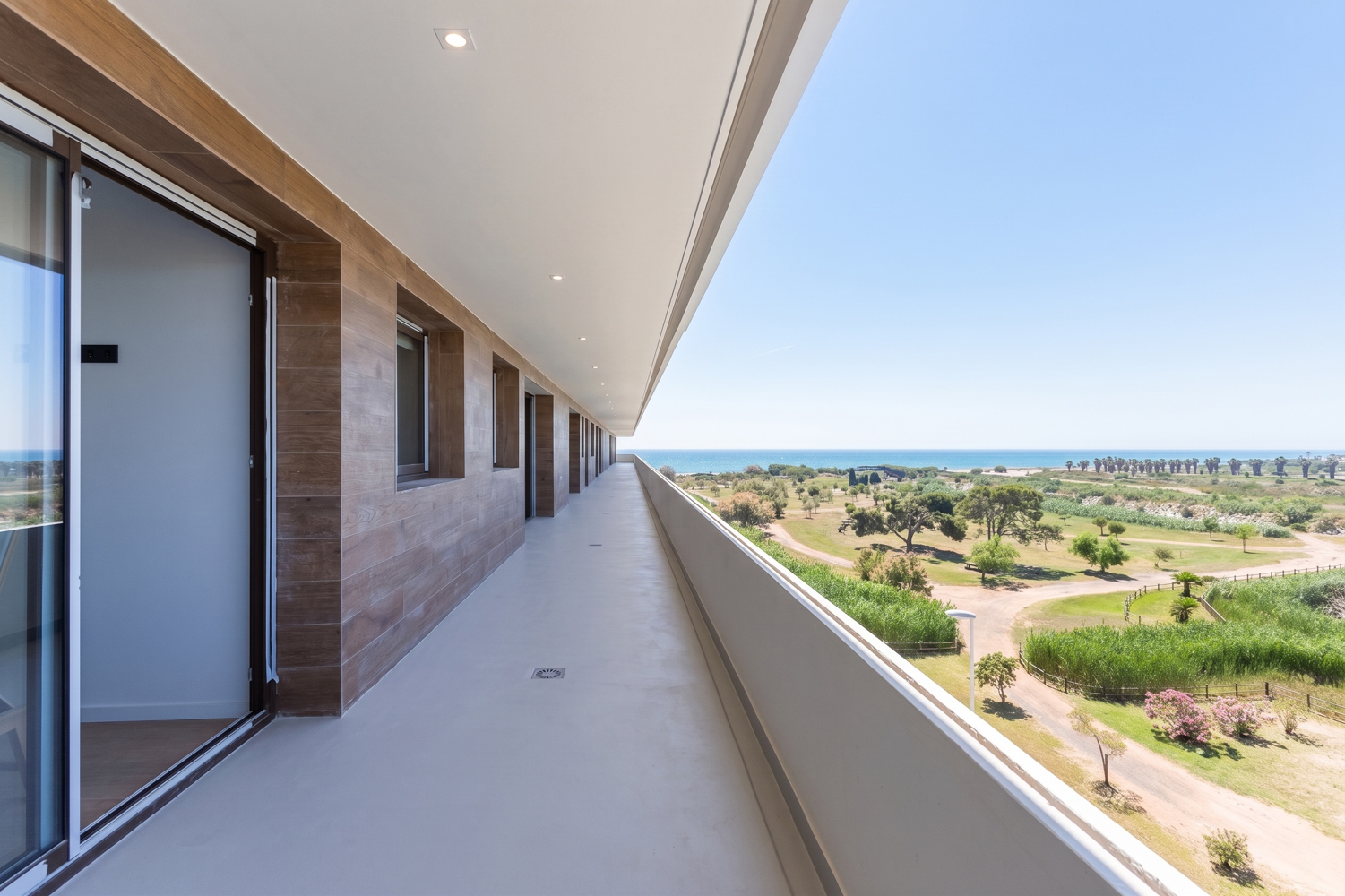 Discover seafront luxury in Moncofa: new 2026 apartment with 3 bedrooms, terrace and garden, garage, pool, gym and 24-hour security, with Mediterranean views.