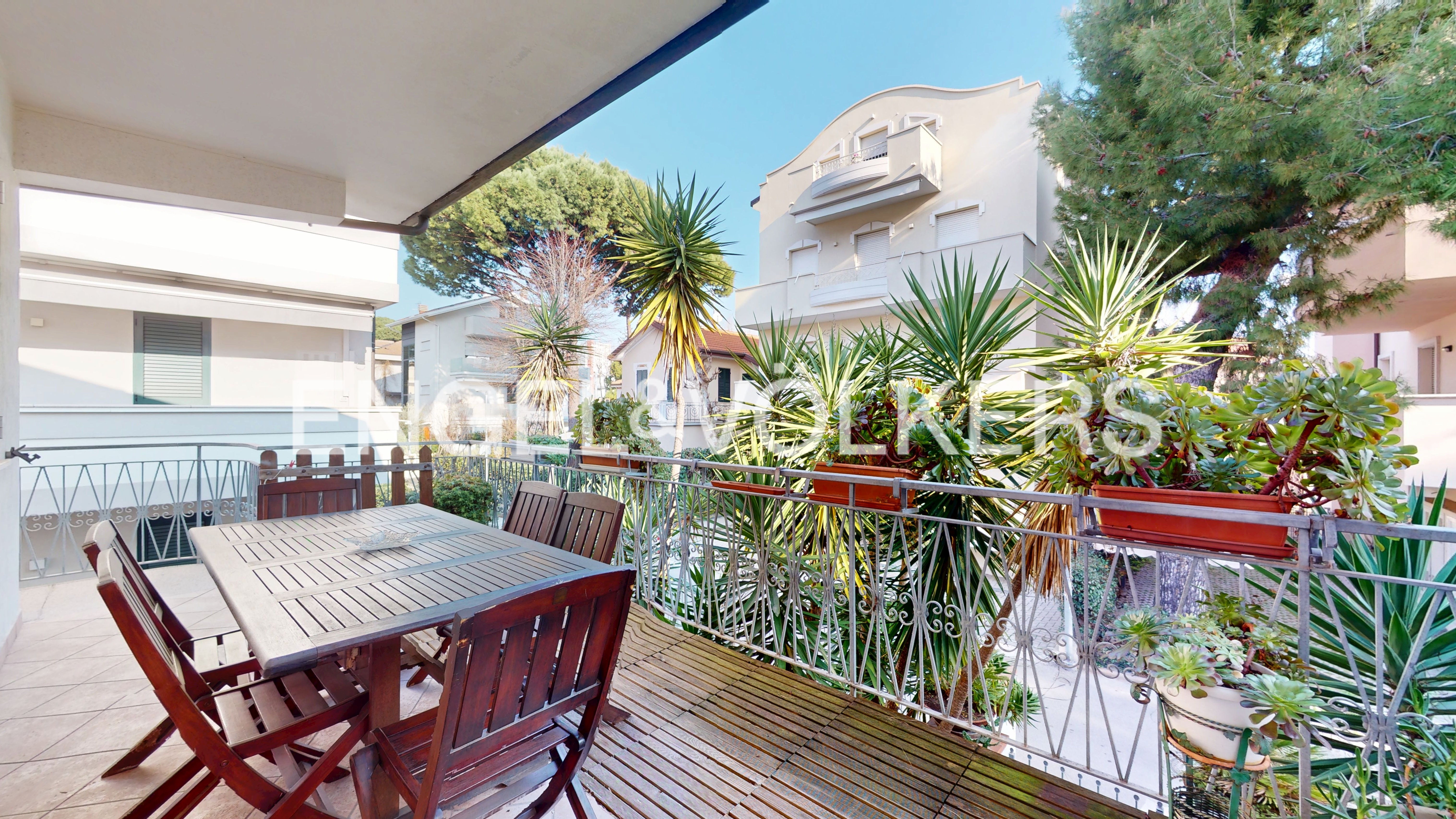 First floor with balcony in semi-detached house a stone's throw from the harbour