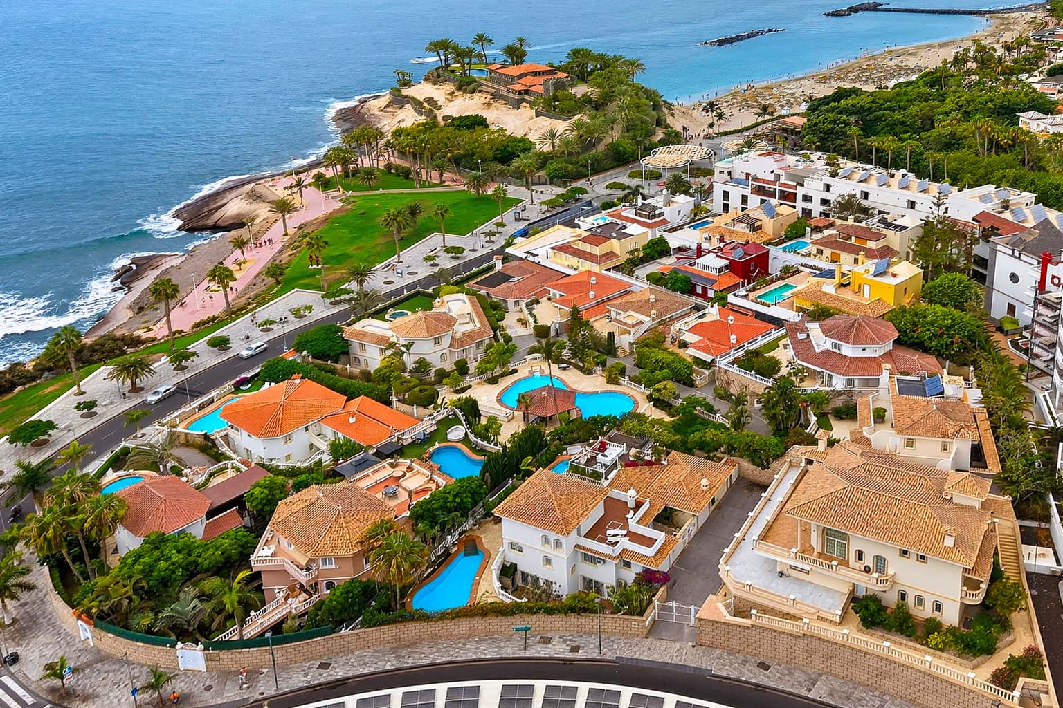 Exclusive villa just 200 meters from the sea in Playa del Duque