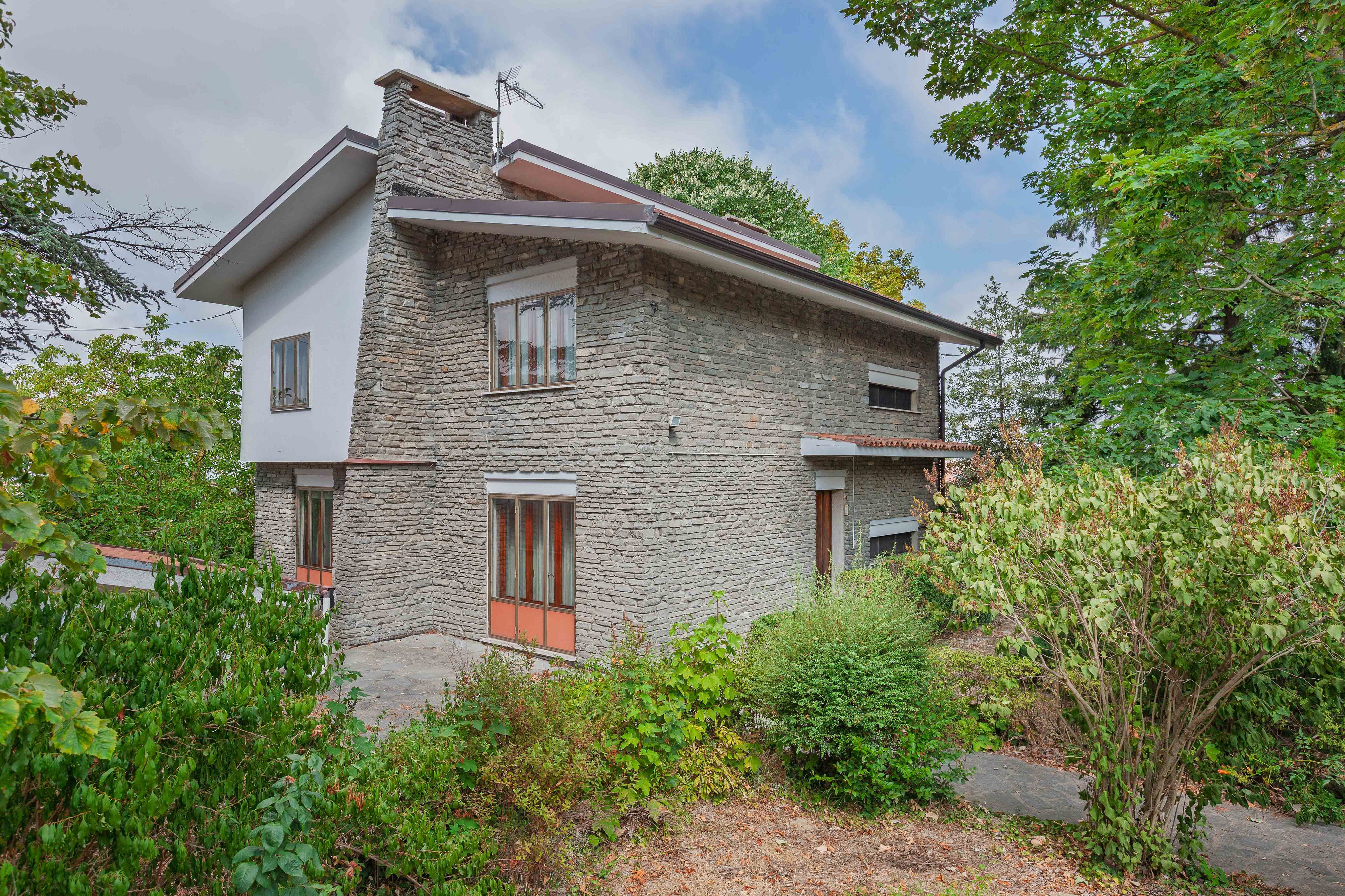 Detached house with panoramic views and a large garden