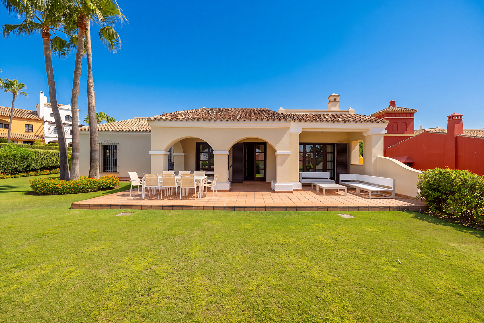 Exclusive villa in Sotogrande with pool, garden and green views: 360 m² to create a personalized luxury retreat on the Costa del Sol.