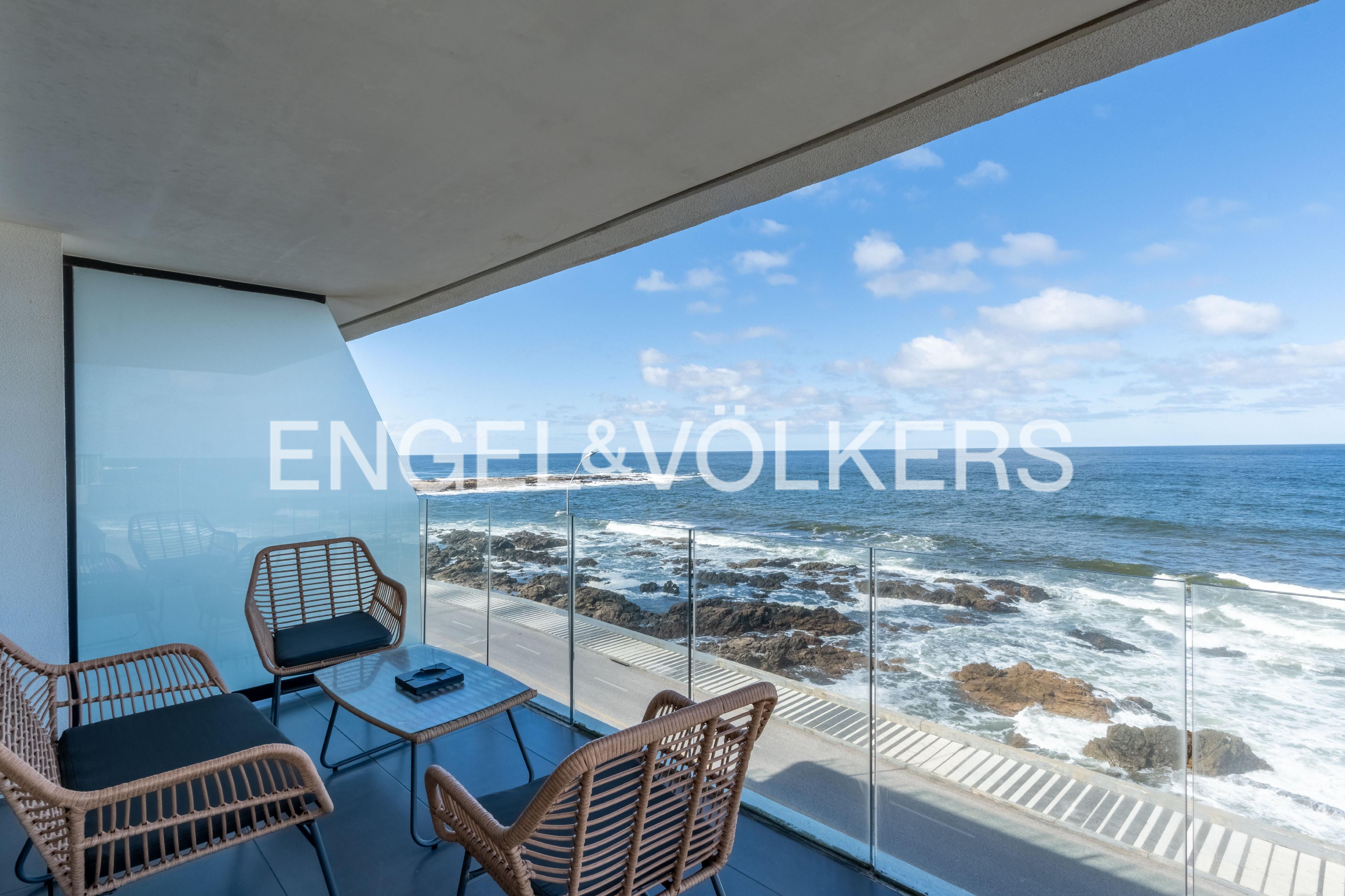 Modern and comfortable corner apartment in the Peninsula