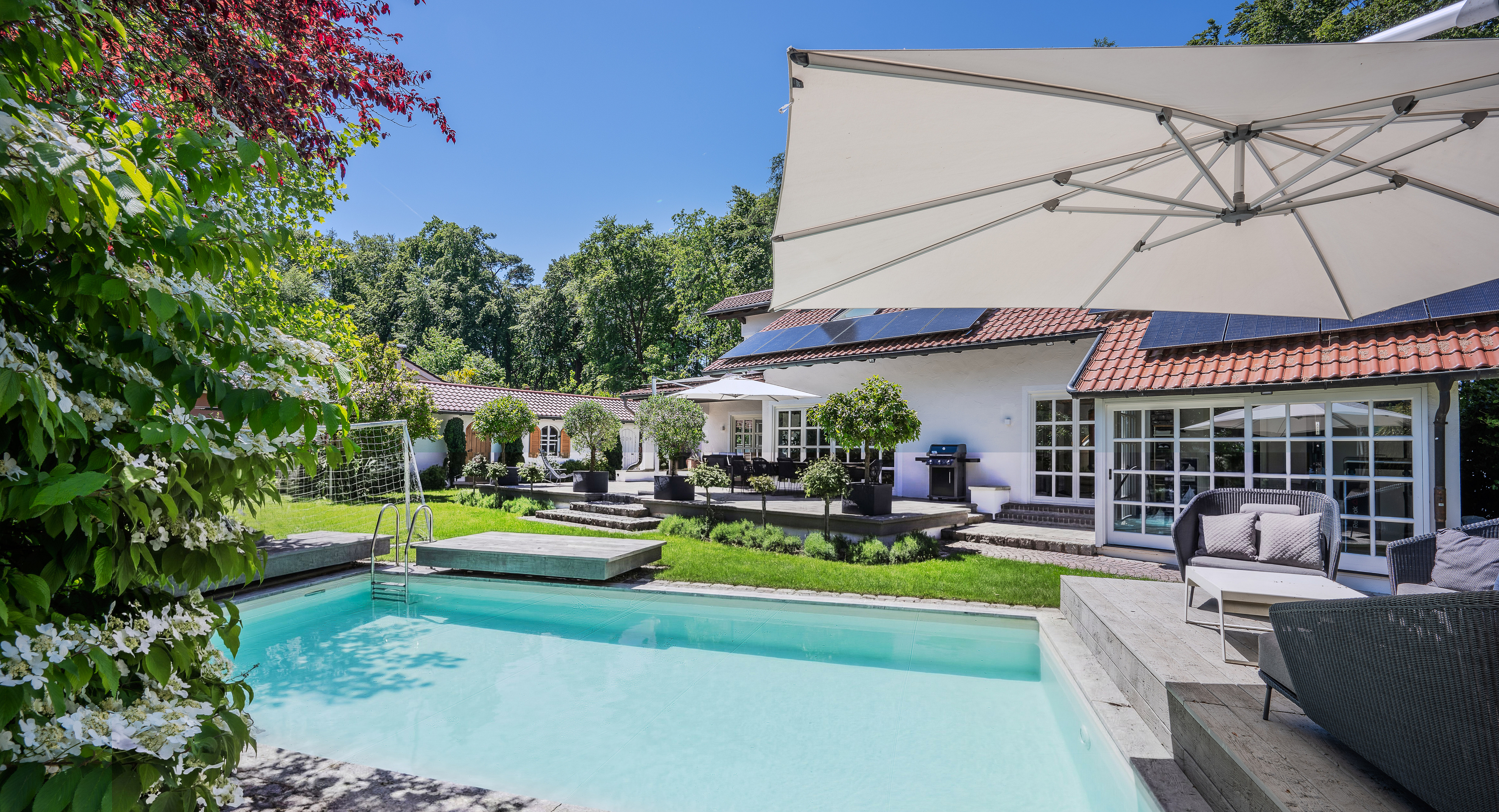 Zwischen See, Natur und Privatsphäre - Außergewöhnliche Villa in Berg