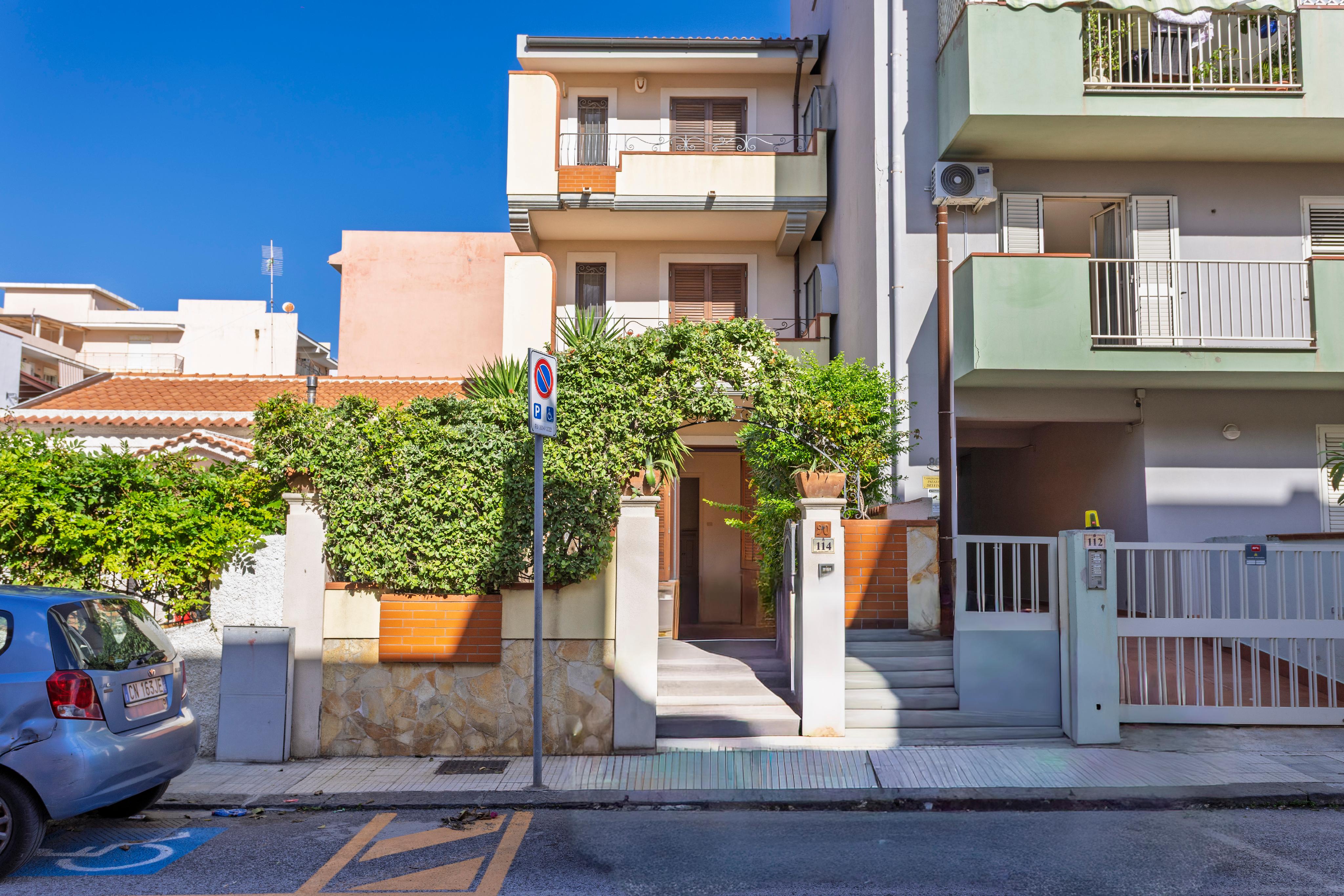 Detached house just a short walk from the sea and the historic centre