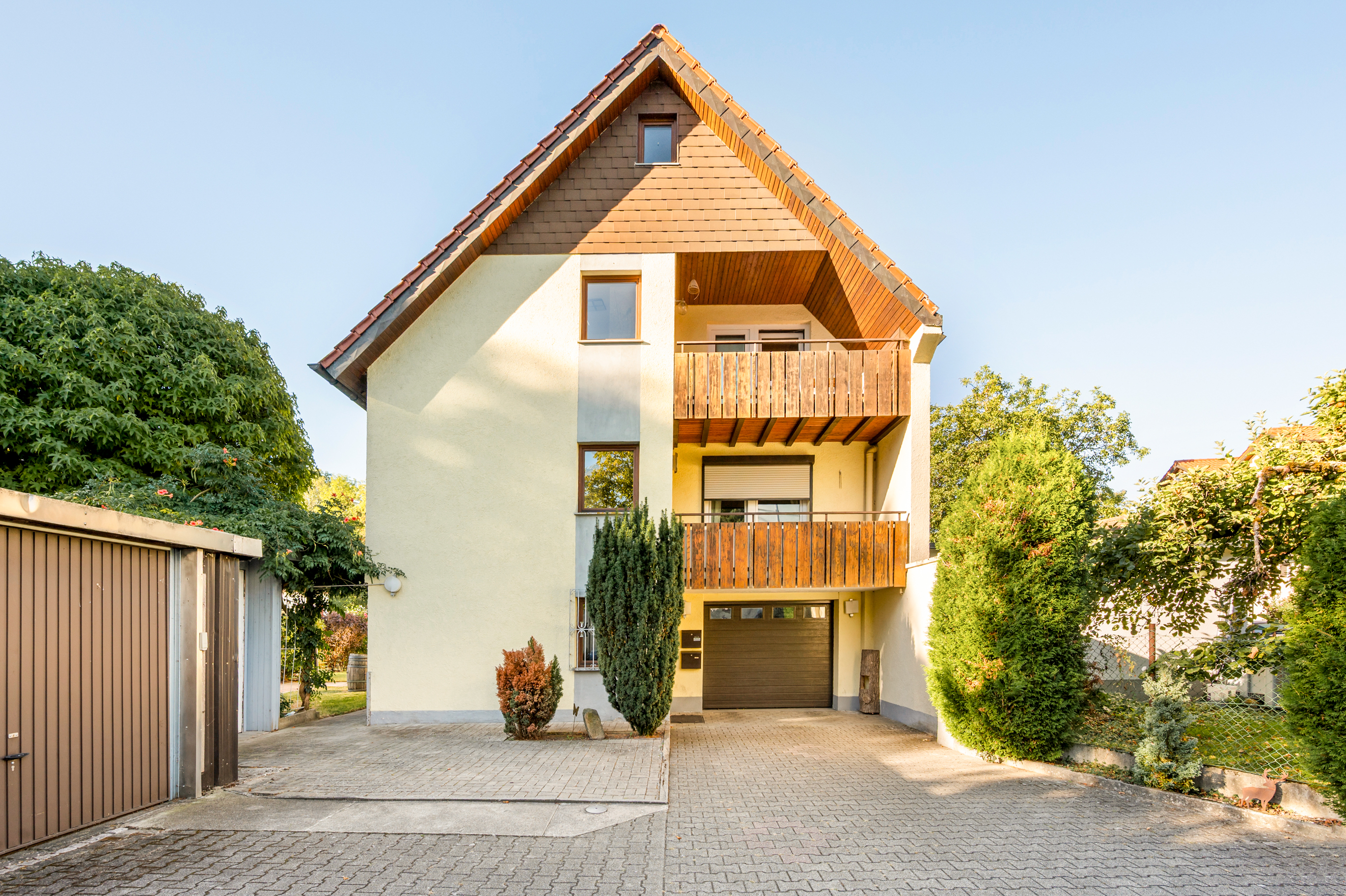 Wohnen mit Weitblick – großzügige Wohnung mit Pool und Garten