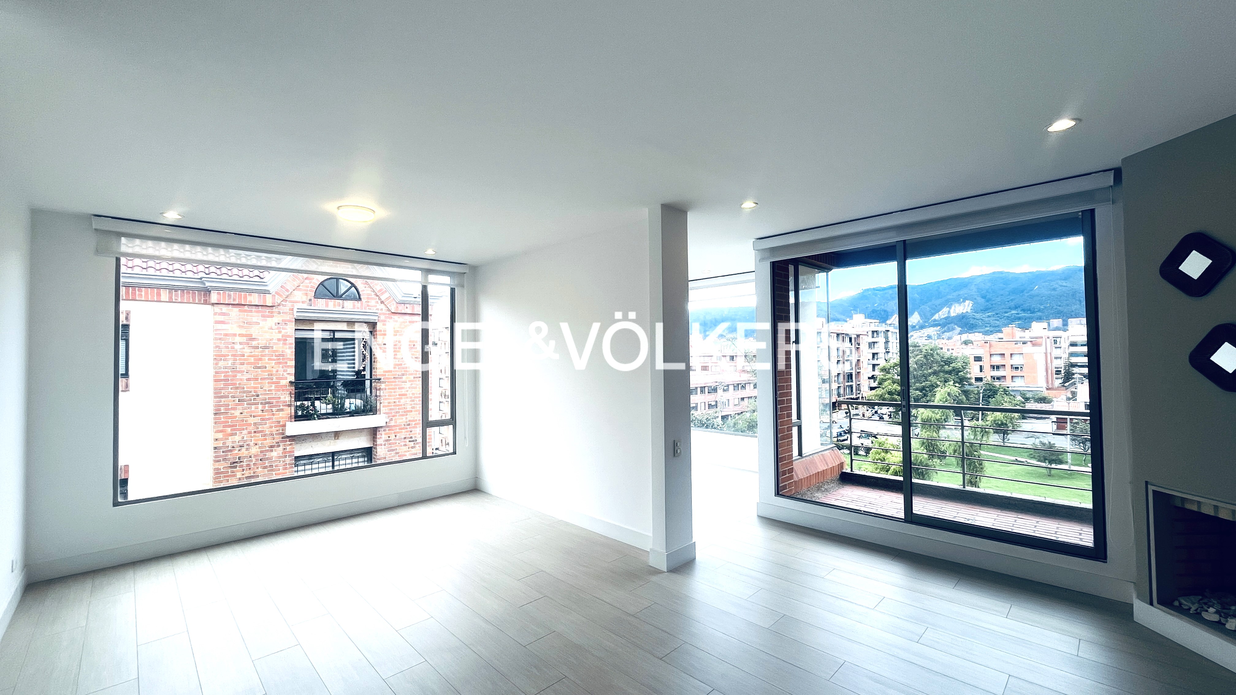 Moderno apartamento con balcón y vista para arriendo en Santa Barbara Occidental
