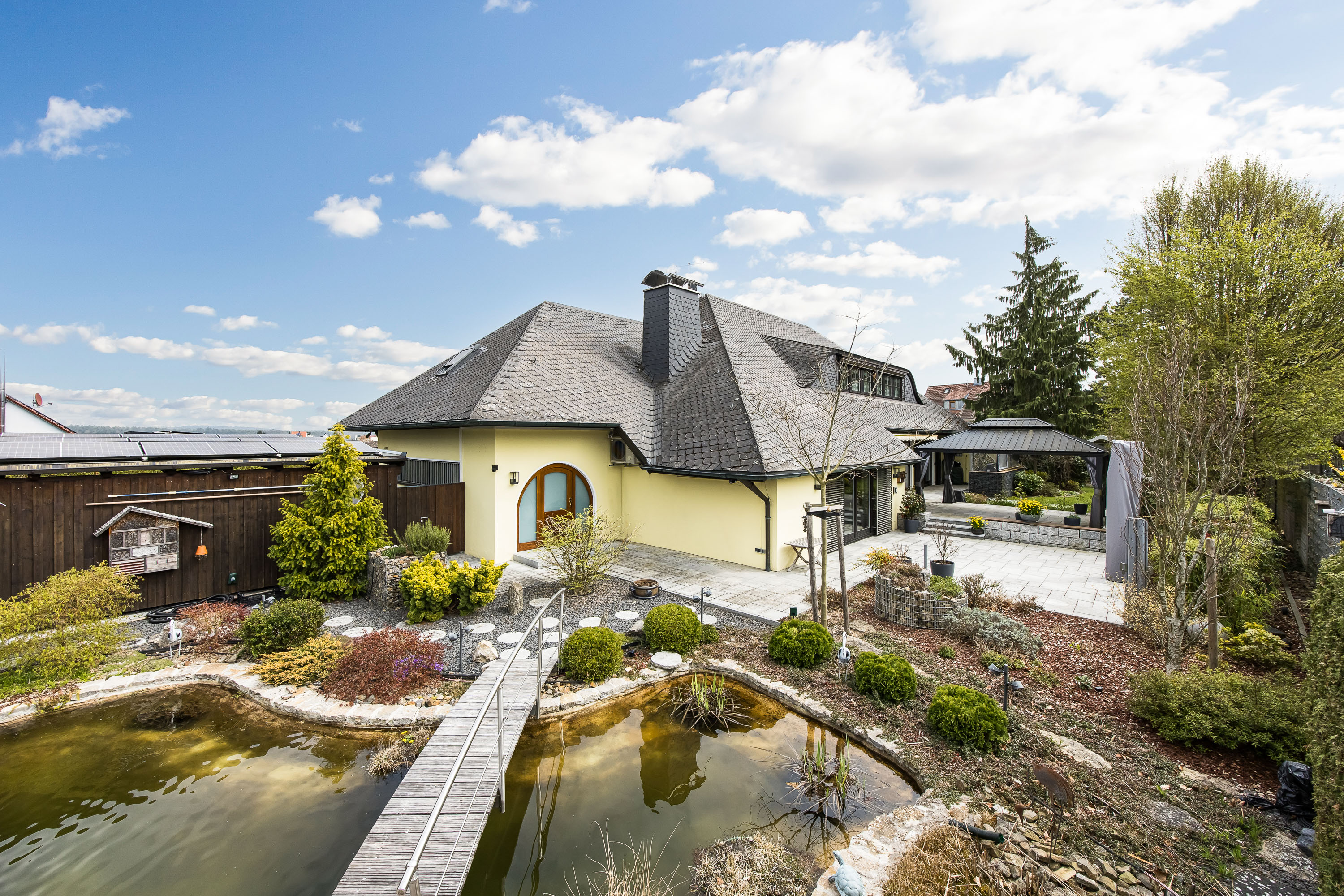 Natur trifft Luxus – Villa mit außergewöhnlicher Außenanlage