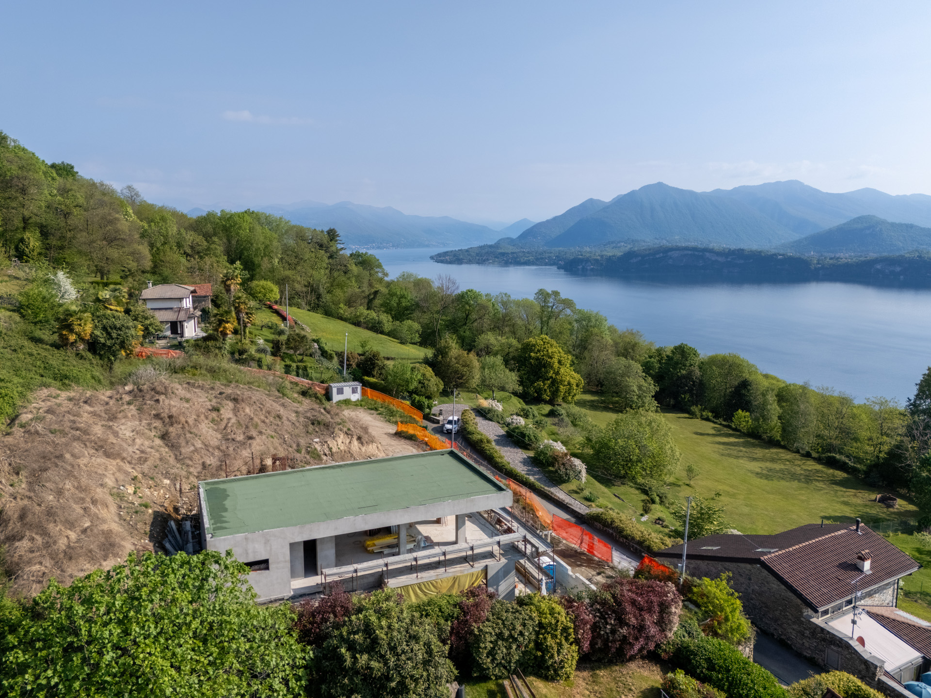 Neubauvilla mit Seeblick und Pool