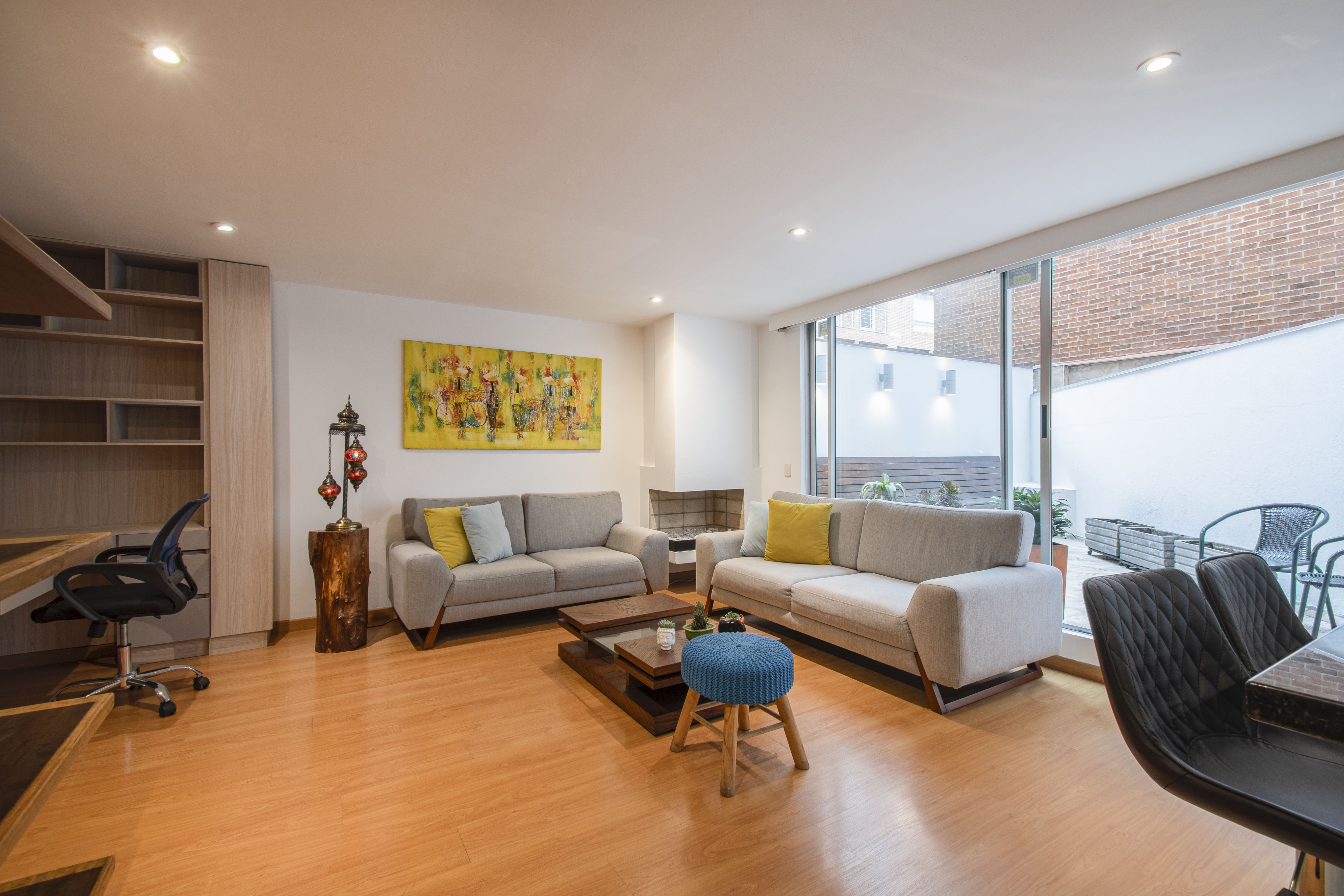 Apartamento amoblado con terraza para arriendo en El Virrey