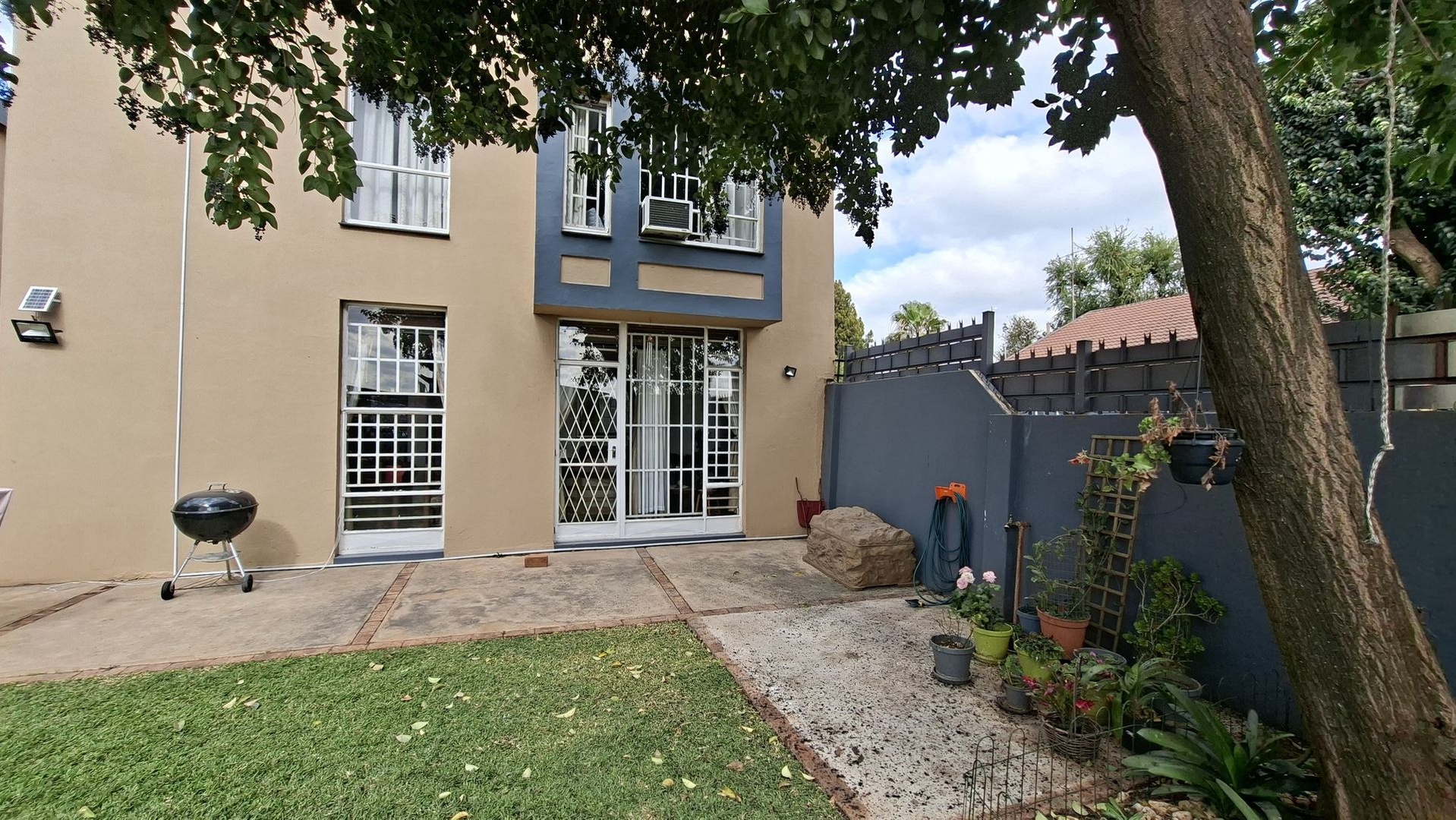 Secure and Spacious Townhouse with Pet Friendly Private Garden