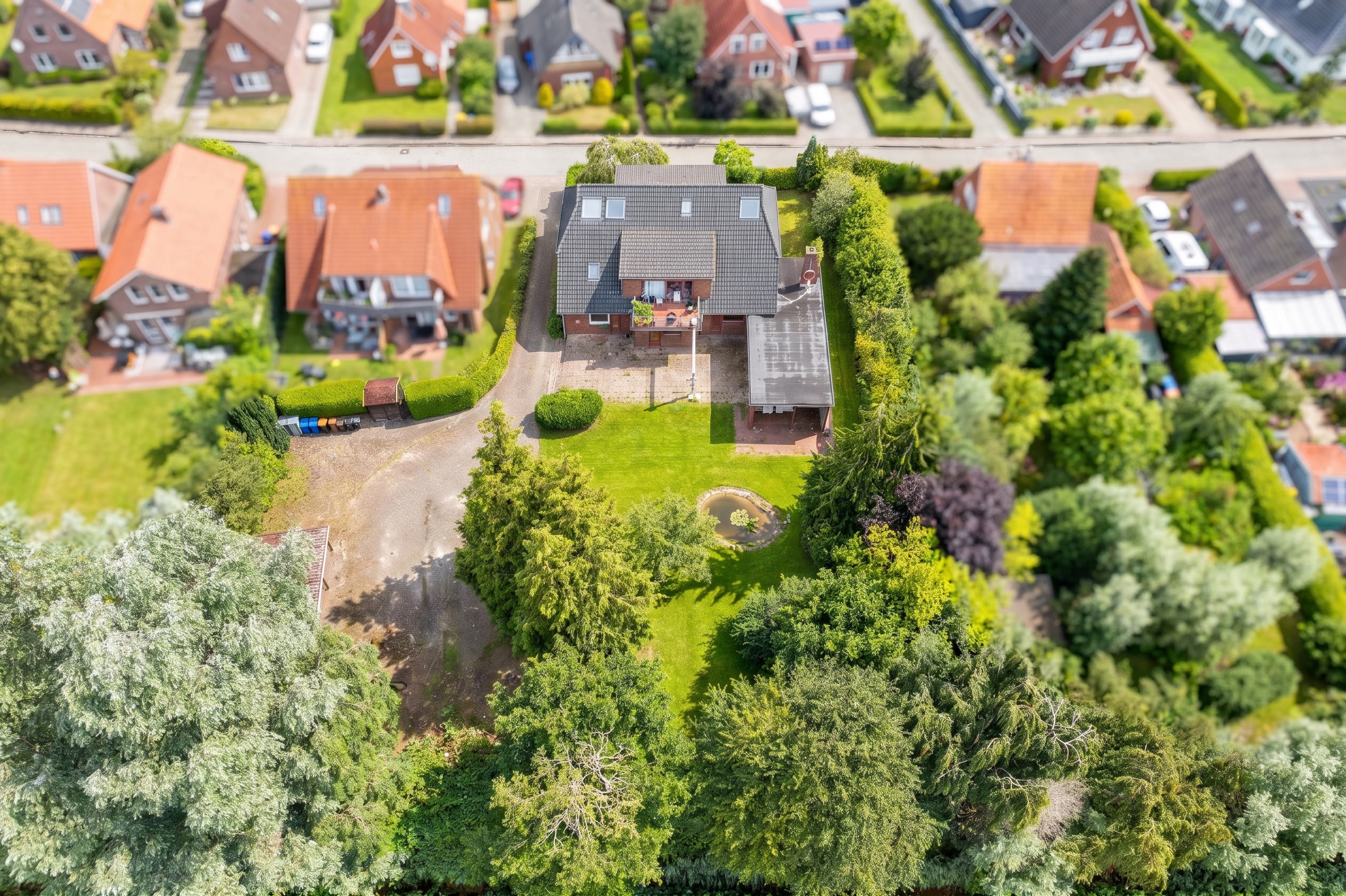 Kapitalanlage in Esens: MFH mit vermieteter Einheit und freien Wohnungen [AI-modified]