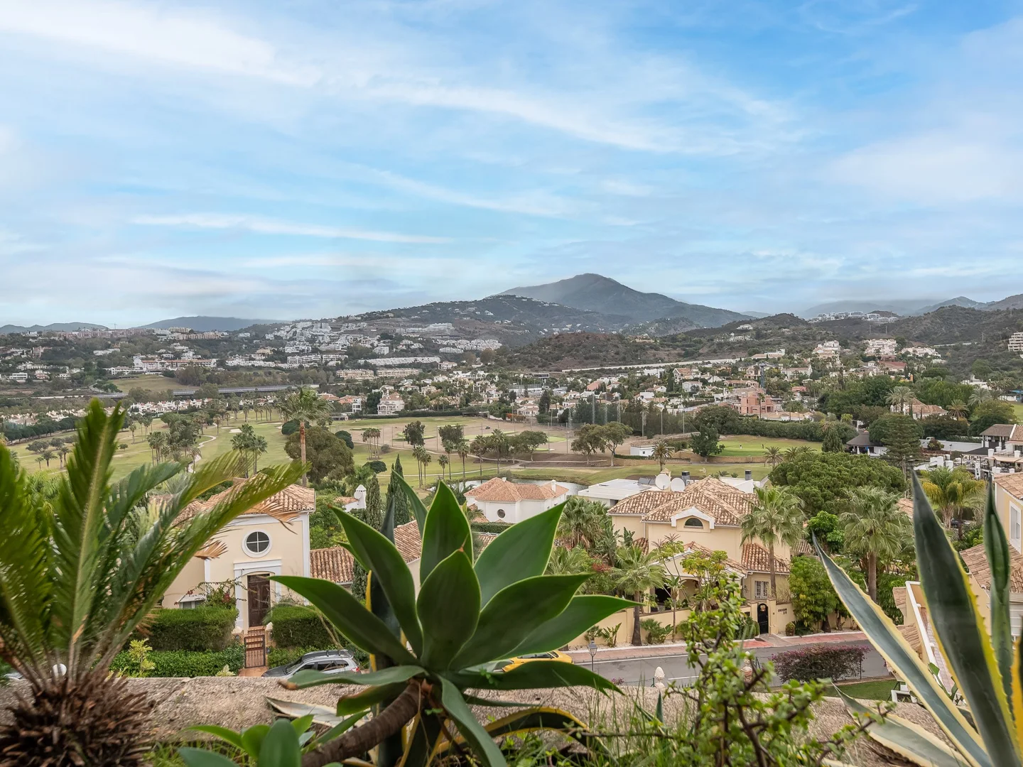 Nueva Andalucía: Wohnung mit Panoramaausblick auf den Golfplatz