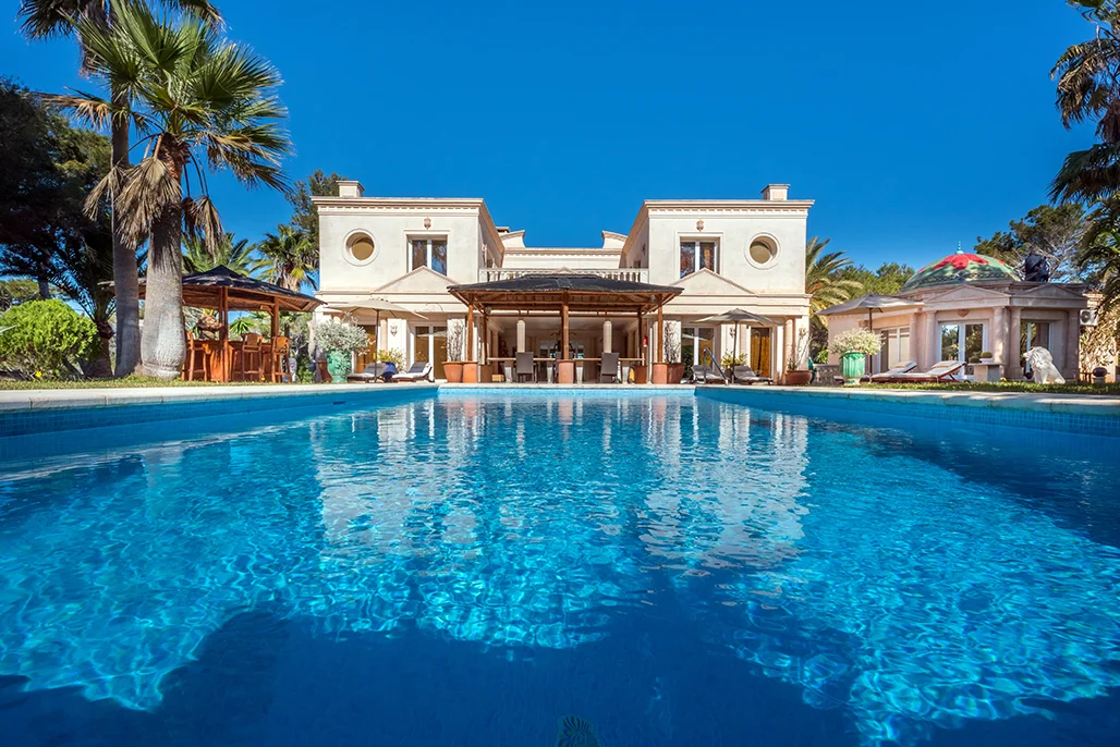 Distinctive Villa with pool in first sea line