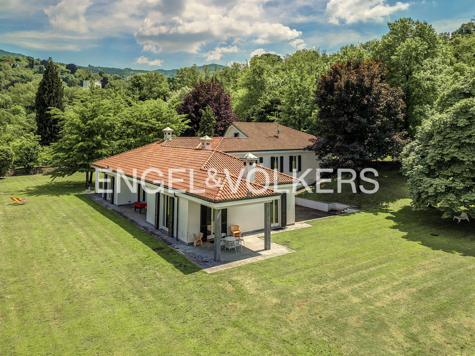 Wunderbare Villa am See mit Innenpool