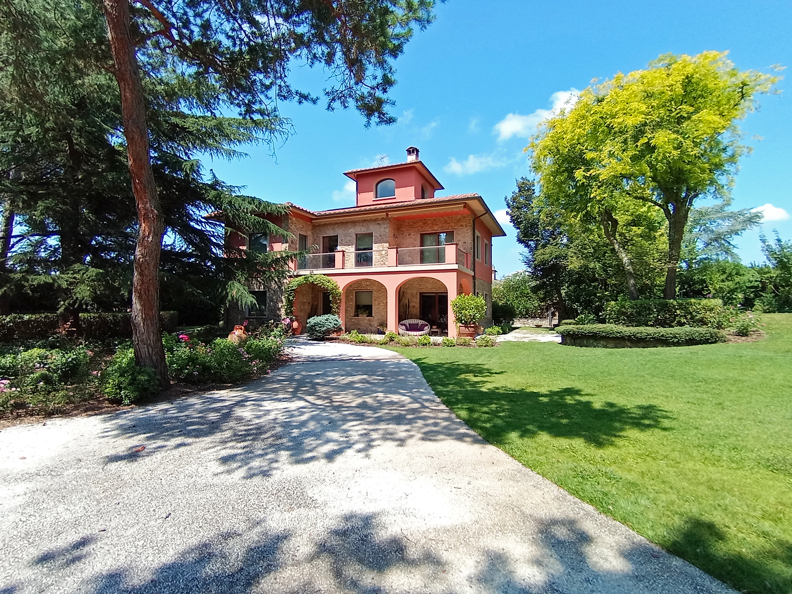 Villa di Design con Piscina  tra Siena e Firenze