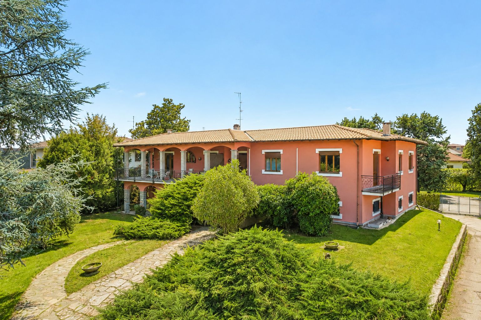 Single villa split into two independent residential units