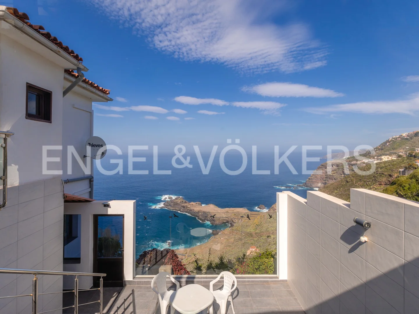 Magnificent chalet in unobstructed first sea line with panoramic views of the coast of El Sauzal