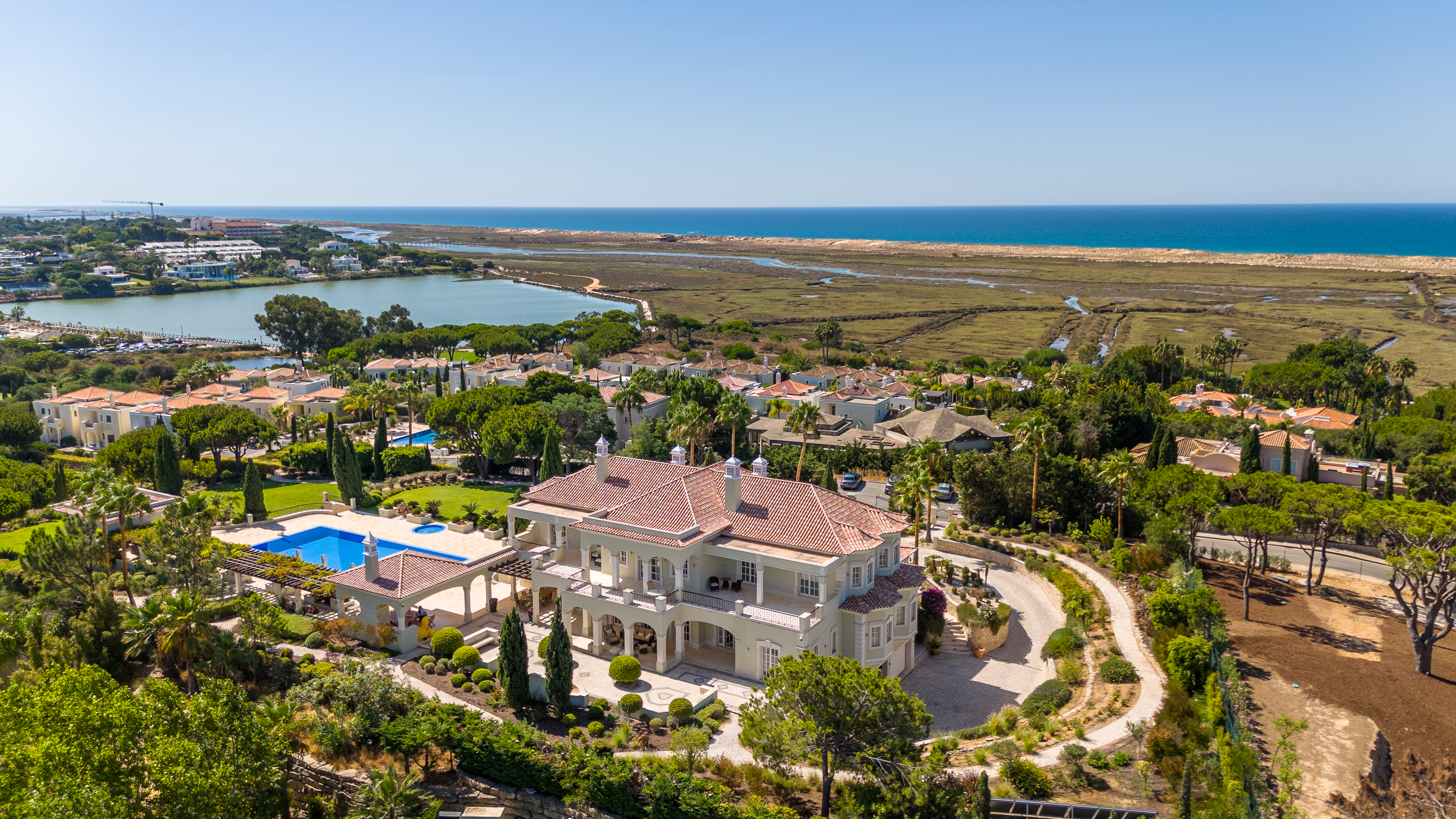 Stunning 11 bedroom Villa with Panoramic Views and close to the Beach in Quinta do Lago