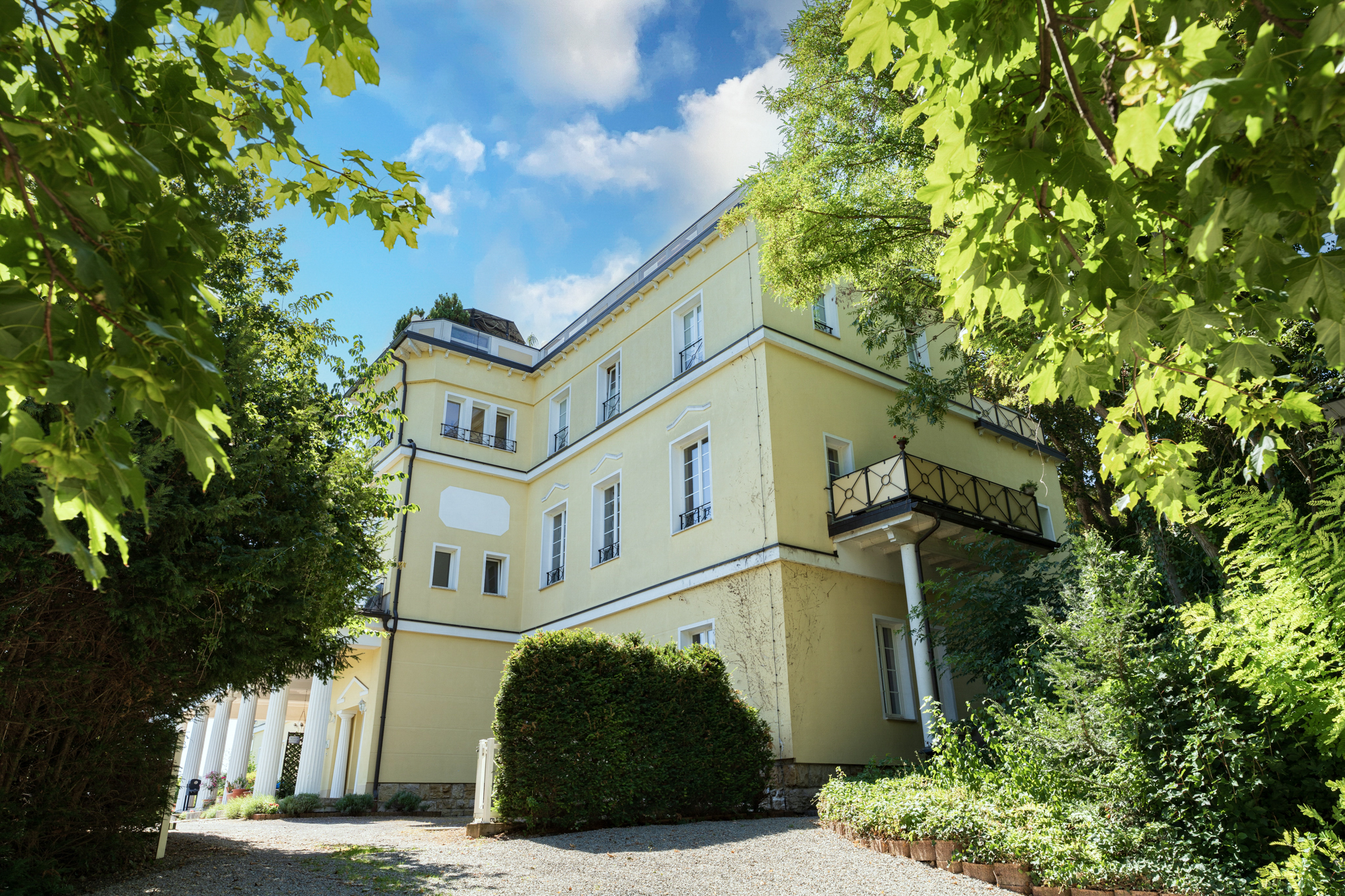 Wohnen im Villenanwesen: Helle 2-Zimmer-Wohnung mit viel Privatsphäre in Jena