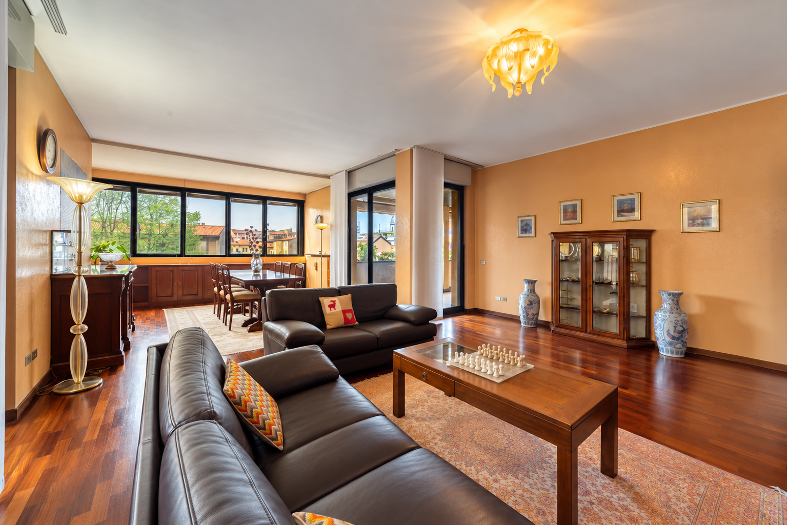 Elegant, bright four-room apartment in the historic center
