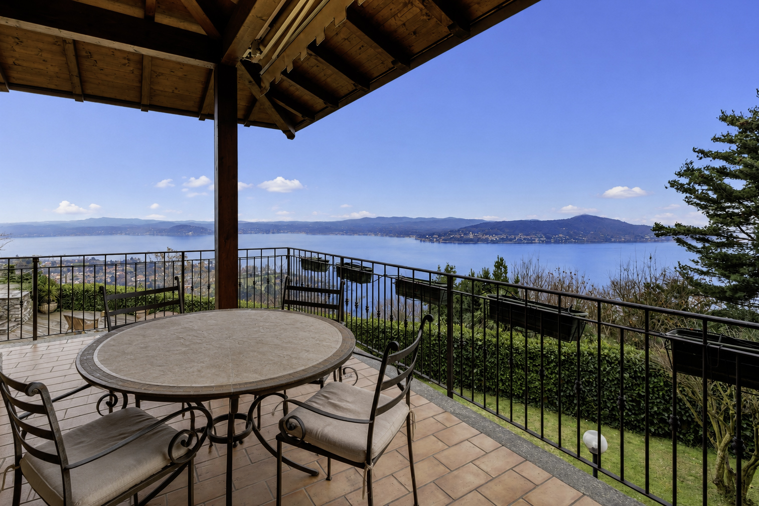 Detached villa in Massino Visconti with panoramic lake view
