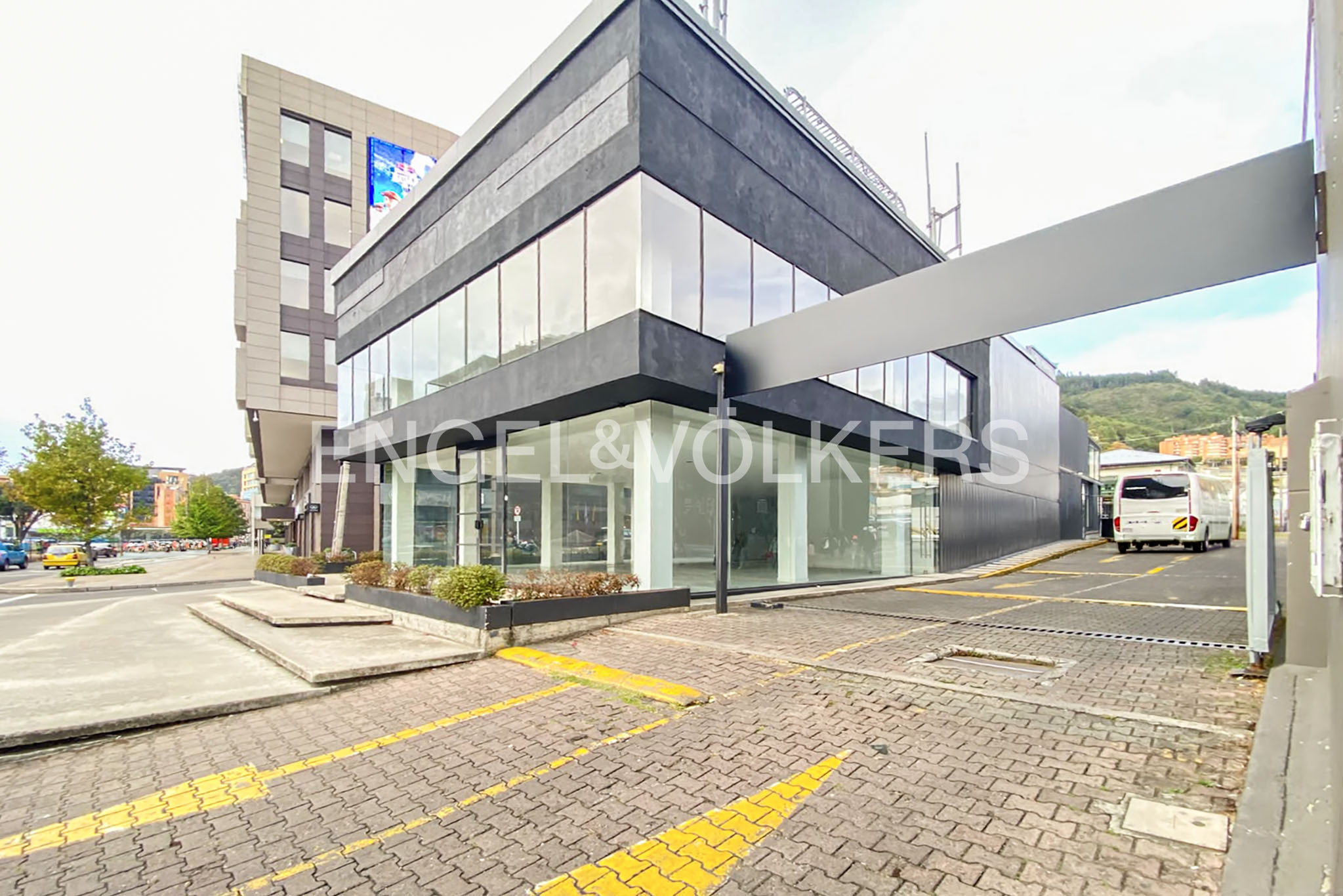 Arriendo Local Esquinero  721 m2 Gran  Vitrina Comercial