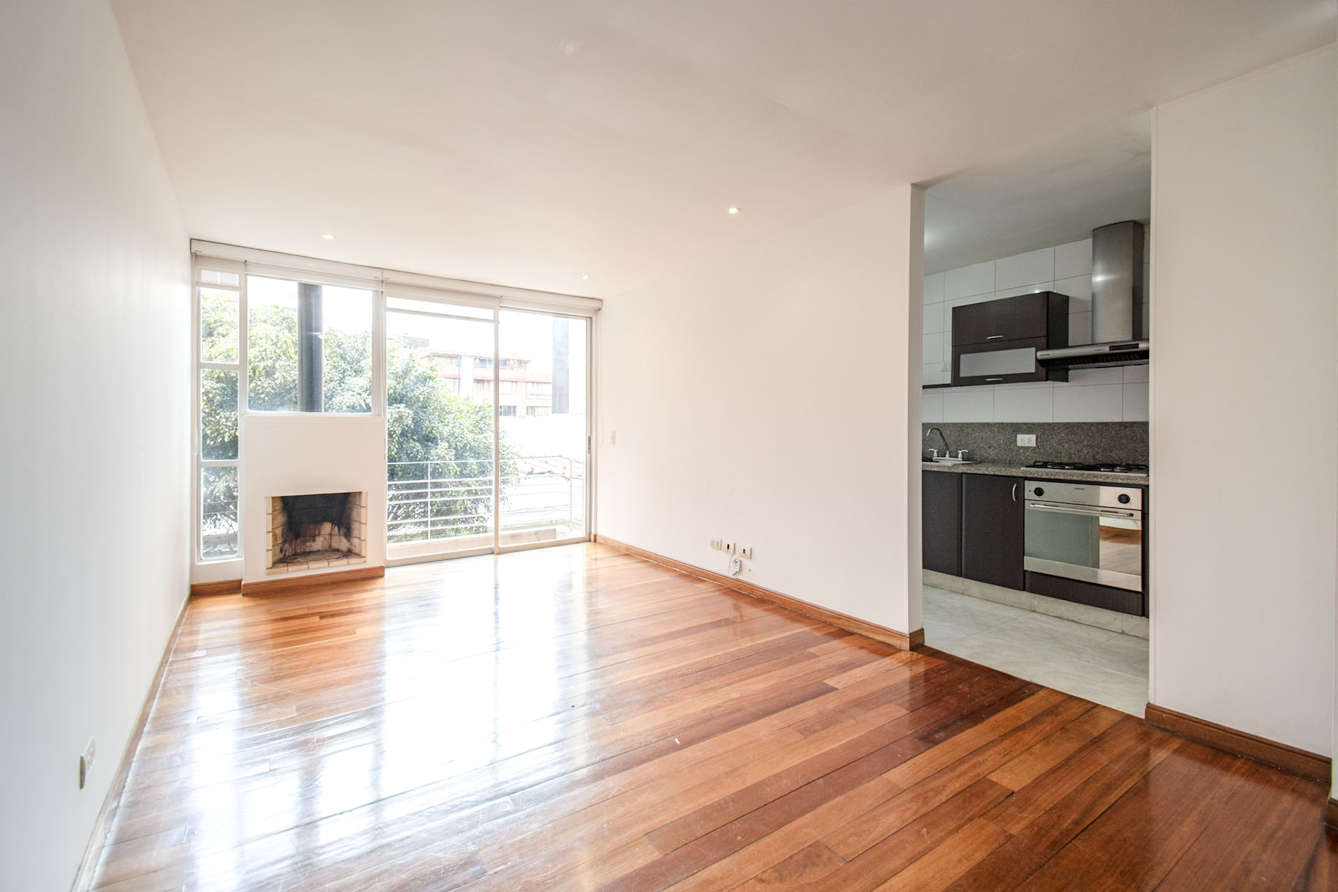 Apartamento con balcón para arriendo en Chicó Navarra