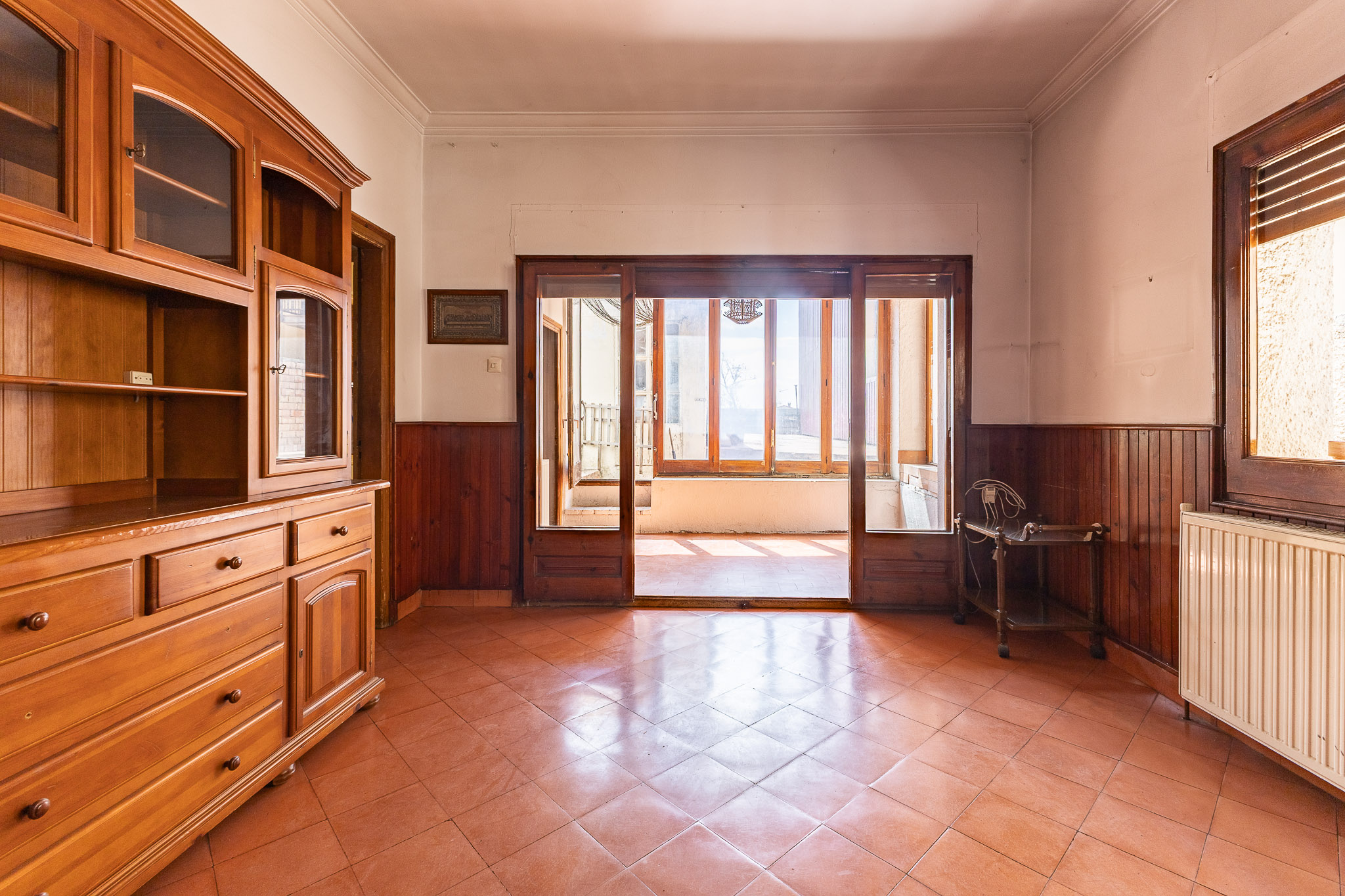 Casa cèntrica al centre amb habitatge, terrassa, taller i garatge ampli.