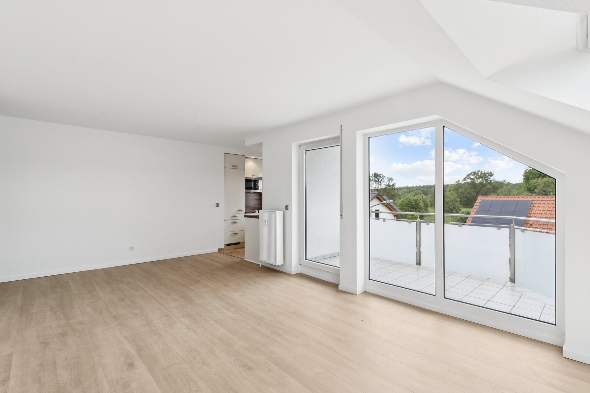 High-quality renovated top-floor apartment with balcony and underground parking space