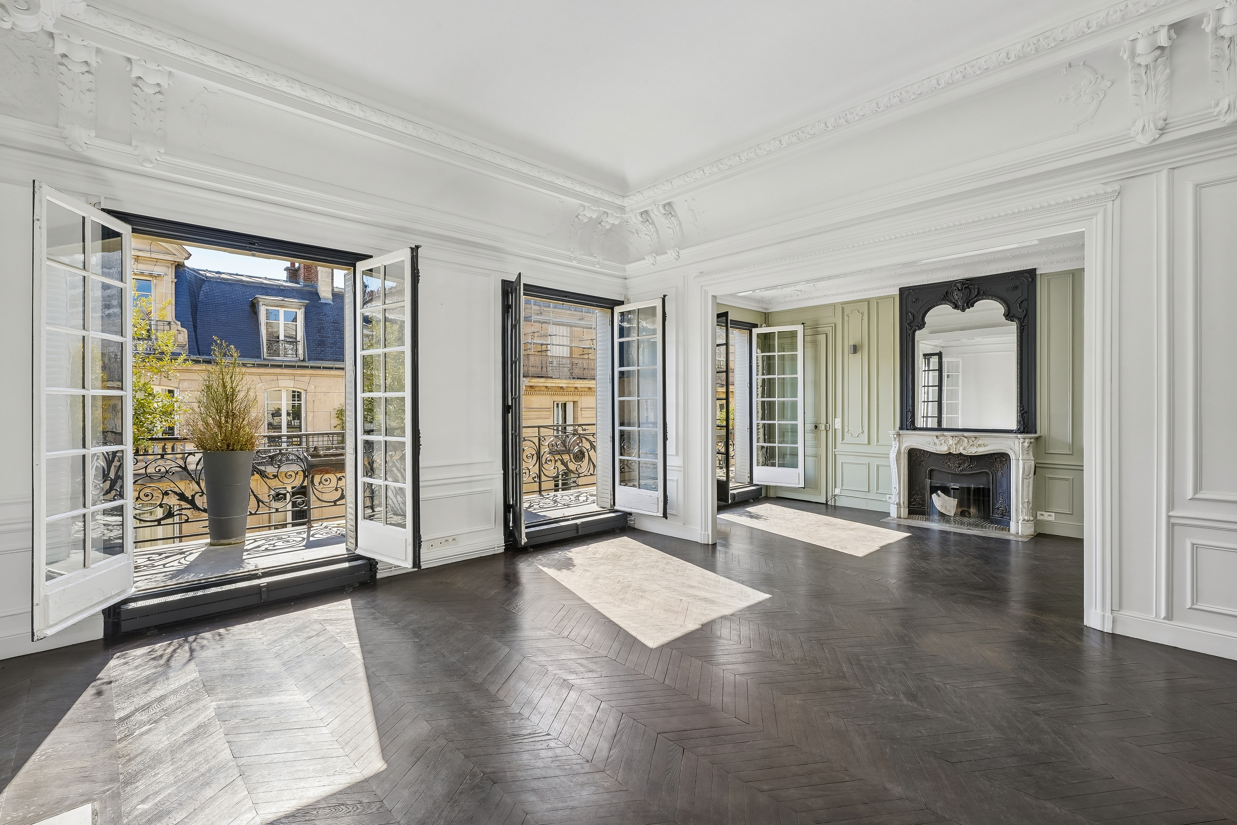 Exceptional family apartment on the top floor with balcony-terrace – Ternes / Etoile