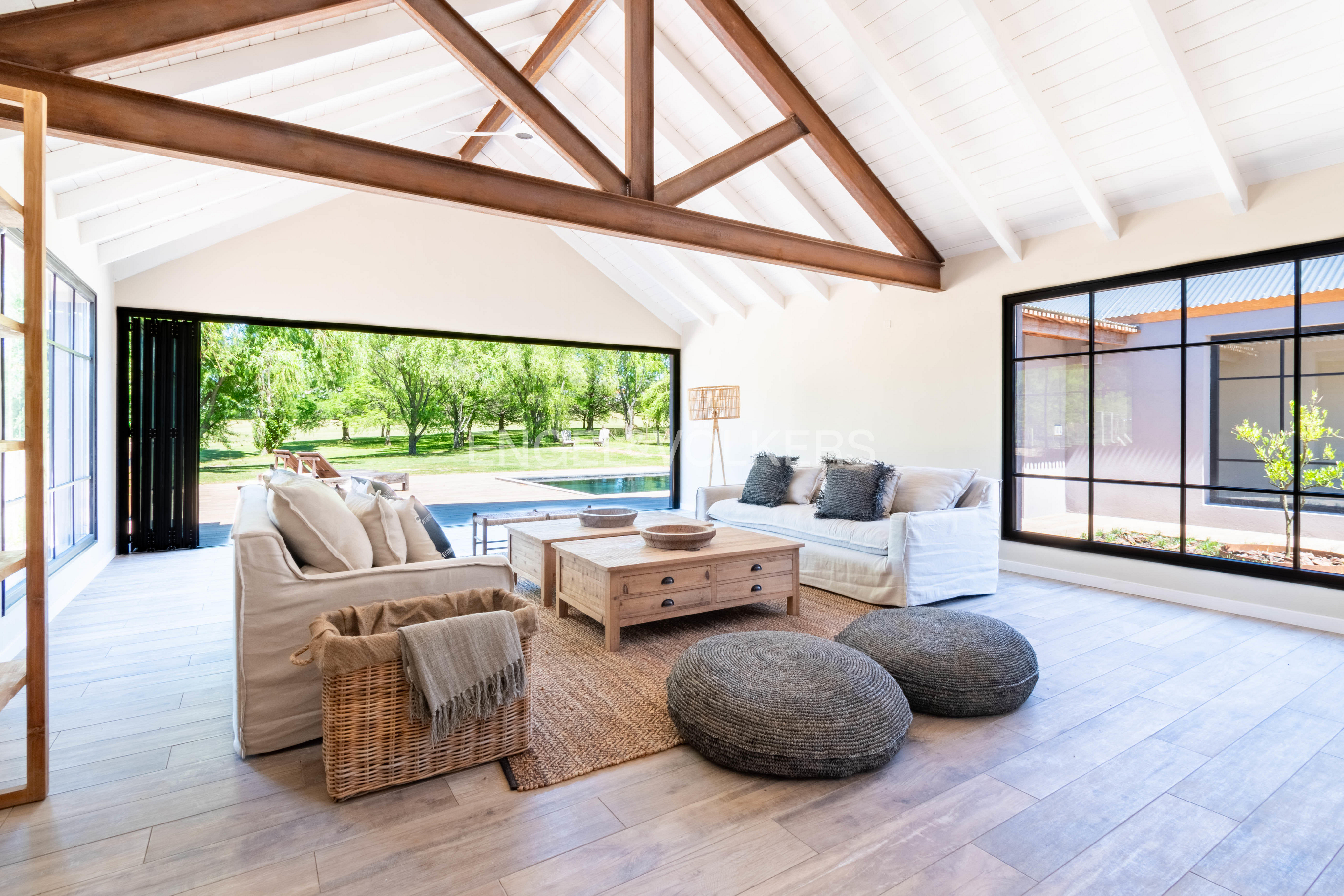 Elegant new single-story residence for sale, with 4 suites, Lomas de la Tahona