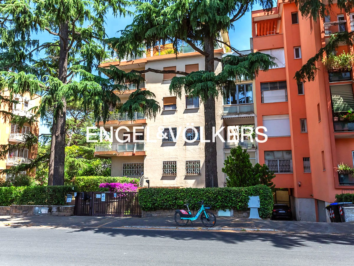 EUR – Elegant apartment with livable terrace and spacious outdoor areas