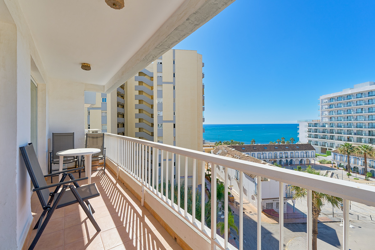 Bright 3-bedroom apartment with 2 terraces, sea views, and tourist license