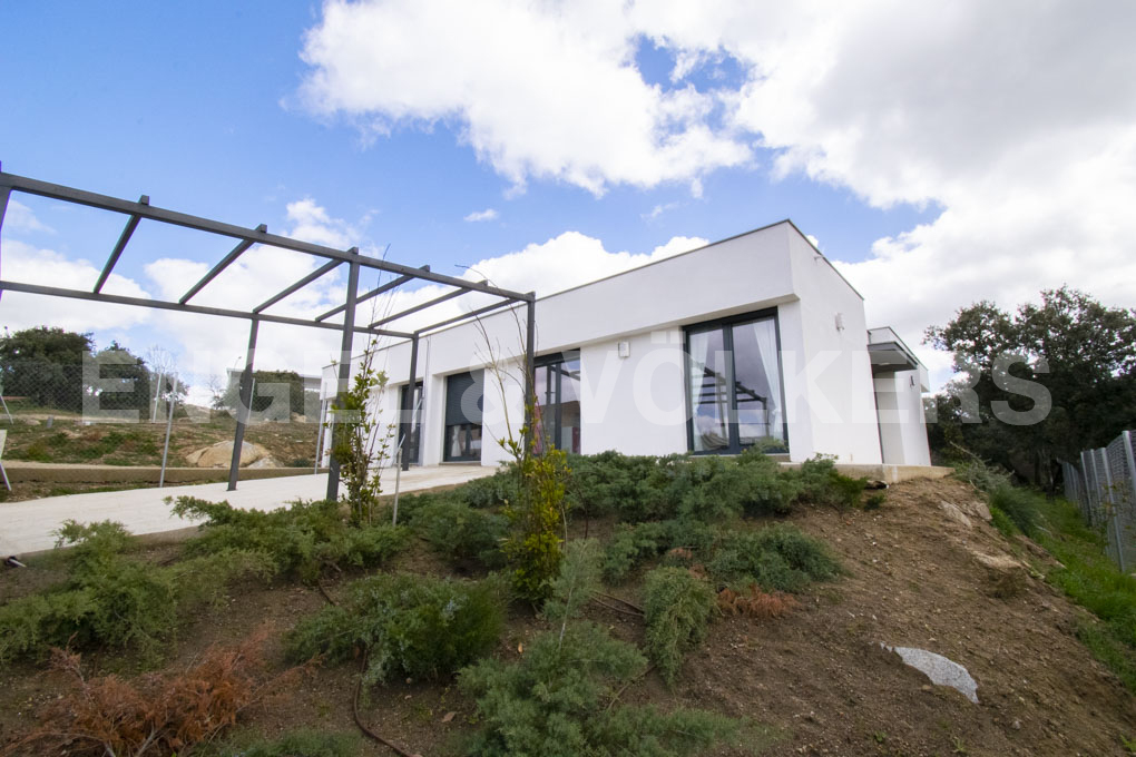 Spacious cutting-edge semi-detached home