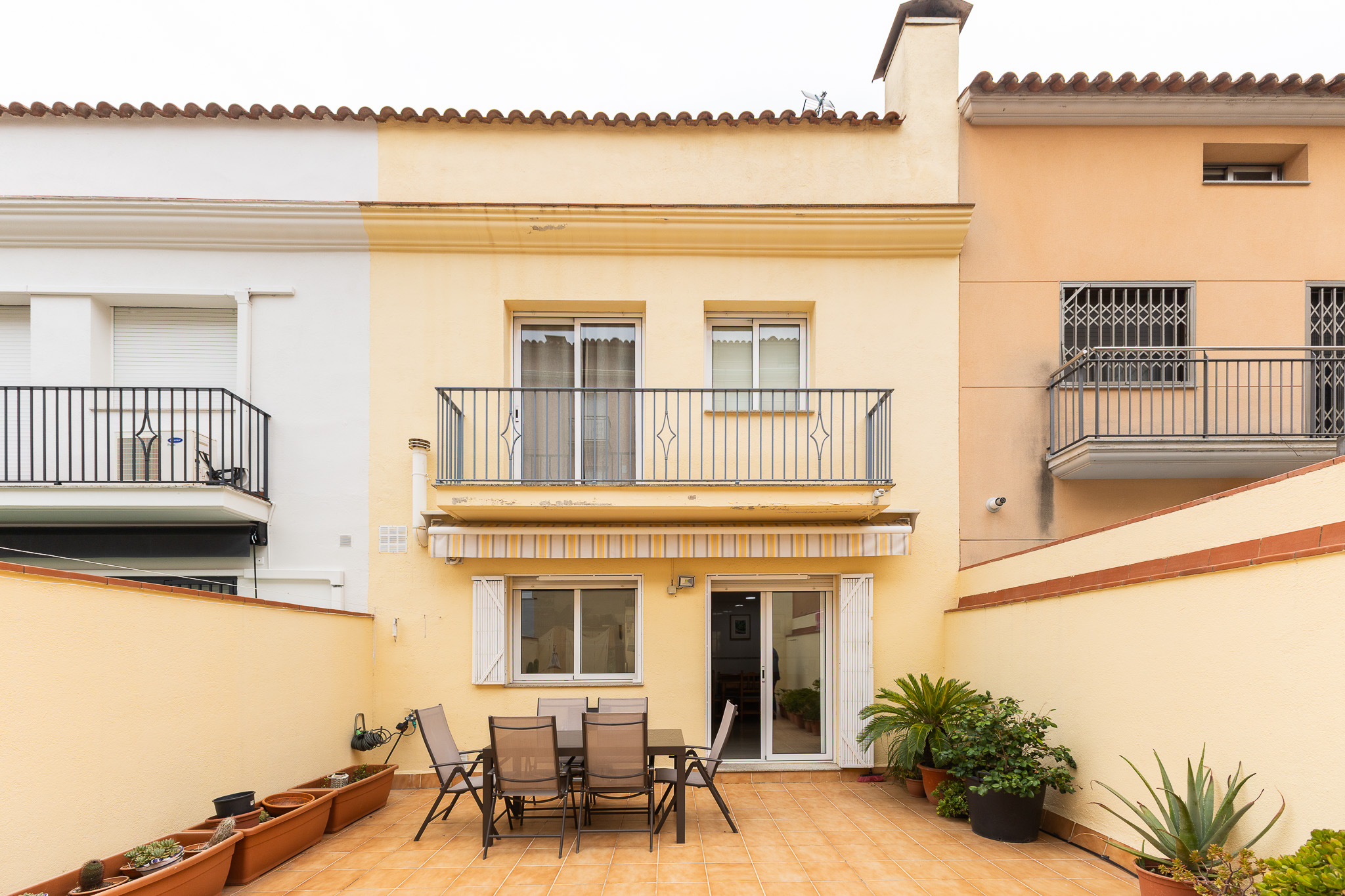 House with terrace and parking in central Argentona.